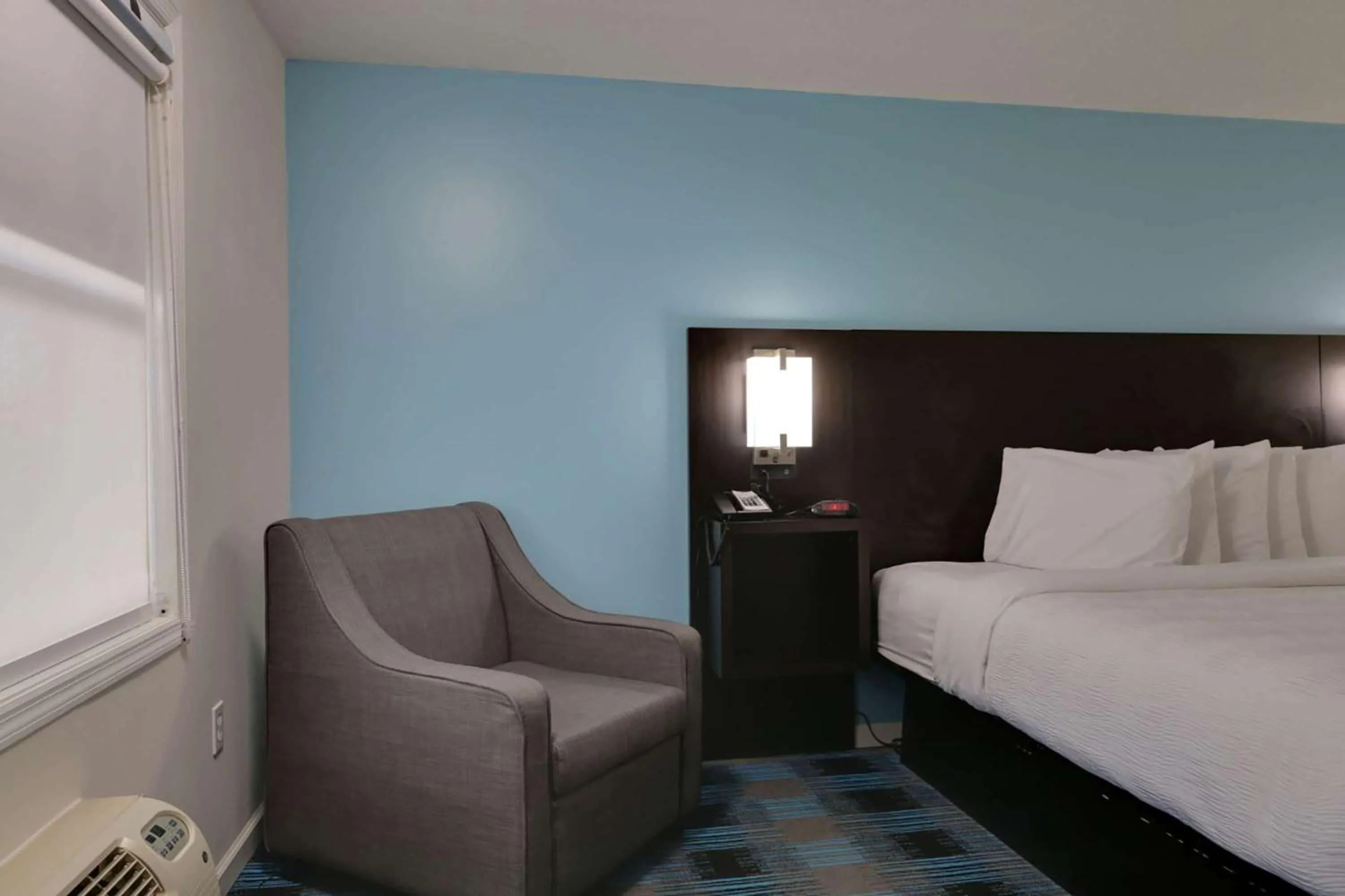 Photo of the whole room, Bed in Travelodge by Wyndham Calhoun South I-75