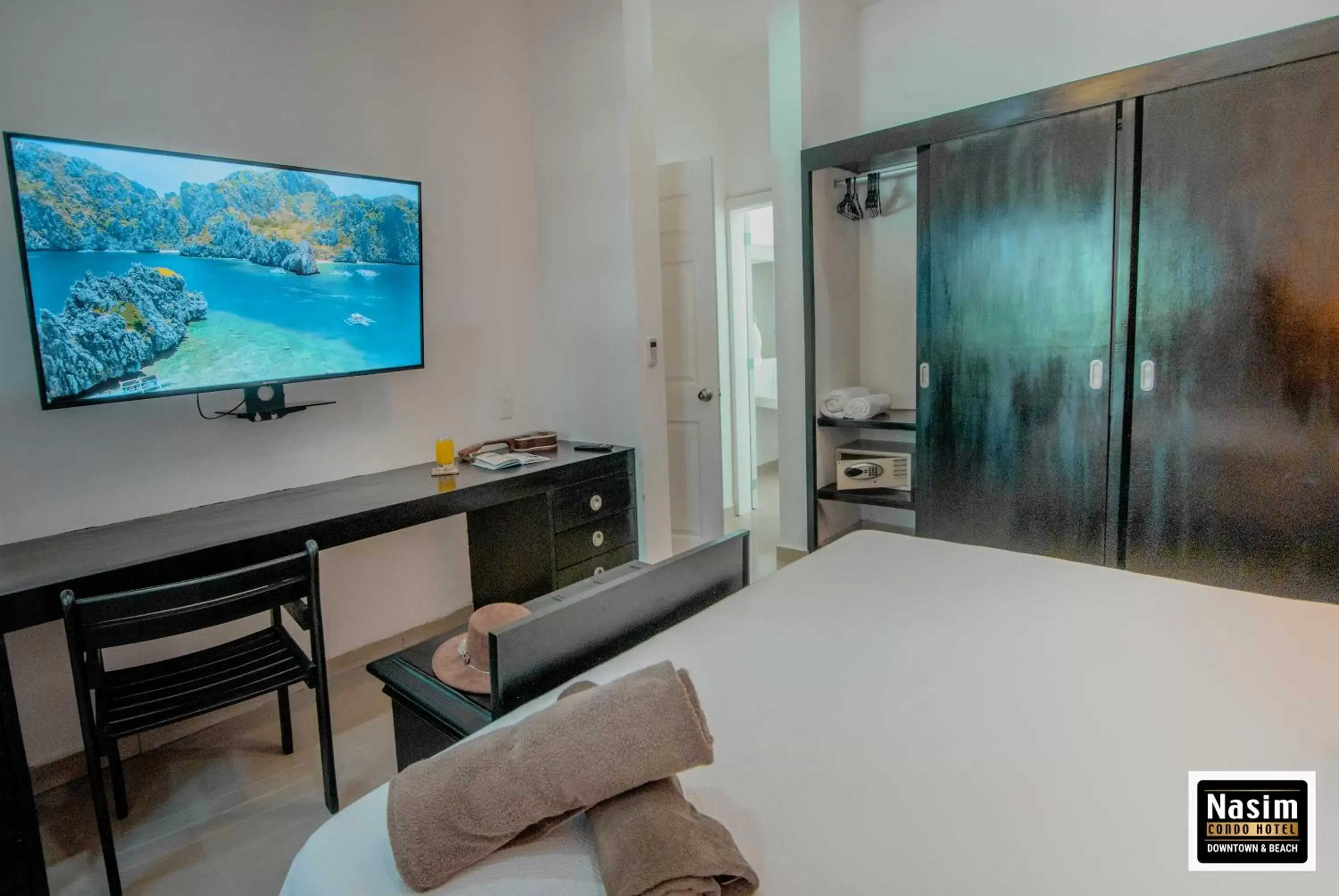 TV/Entertainment Center in Nasim Condo Hotel con acceso BEACH CLUB GRATIS, metros 5th AVENIDA