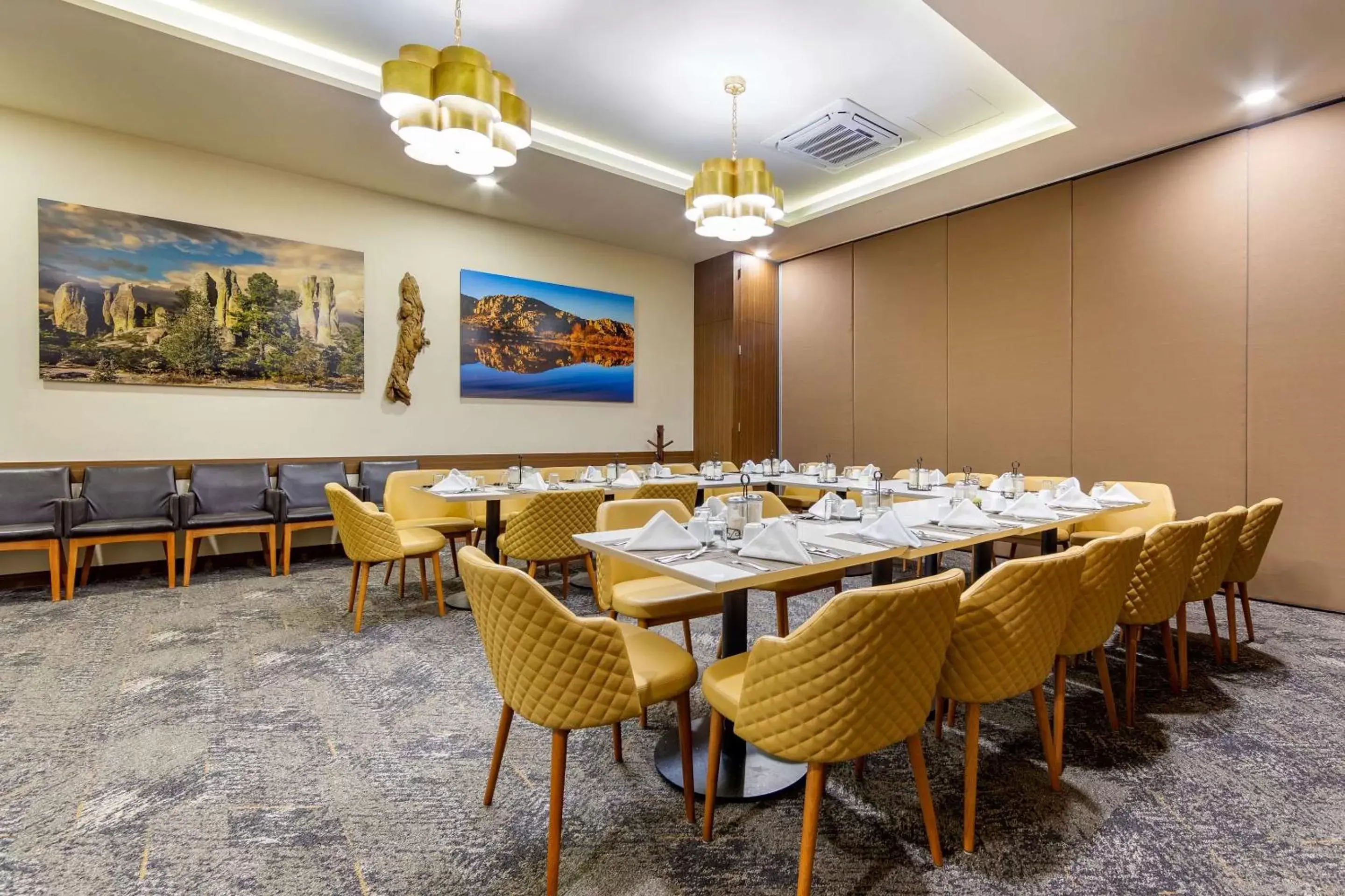 Meeting/conference room, Restaurant/Places to Eat in Quality Inn Chihuahua San Francisco