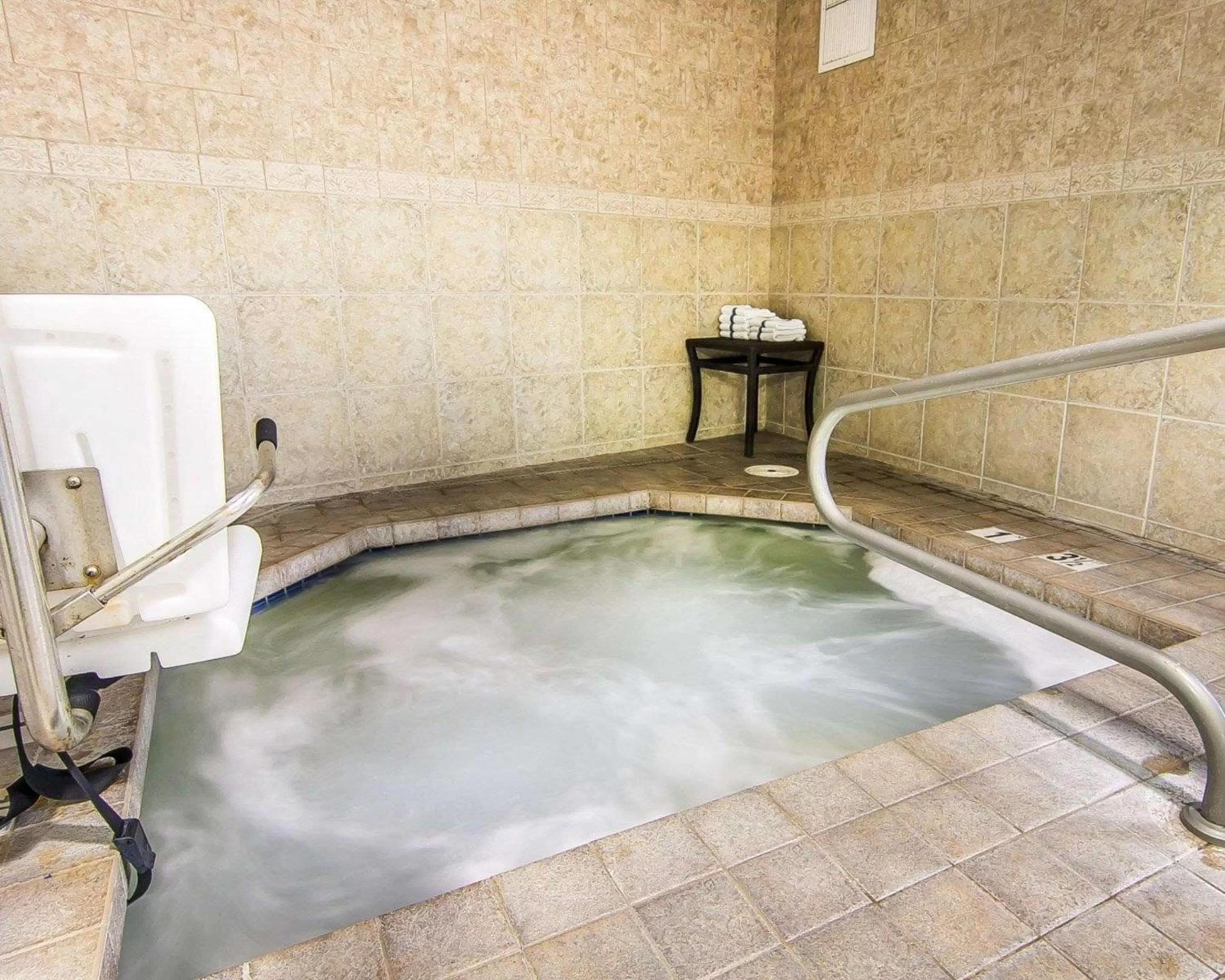 Swimming pool in Comfort Suites Redmond Airport