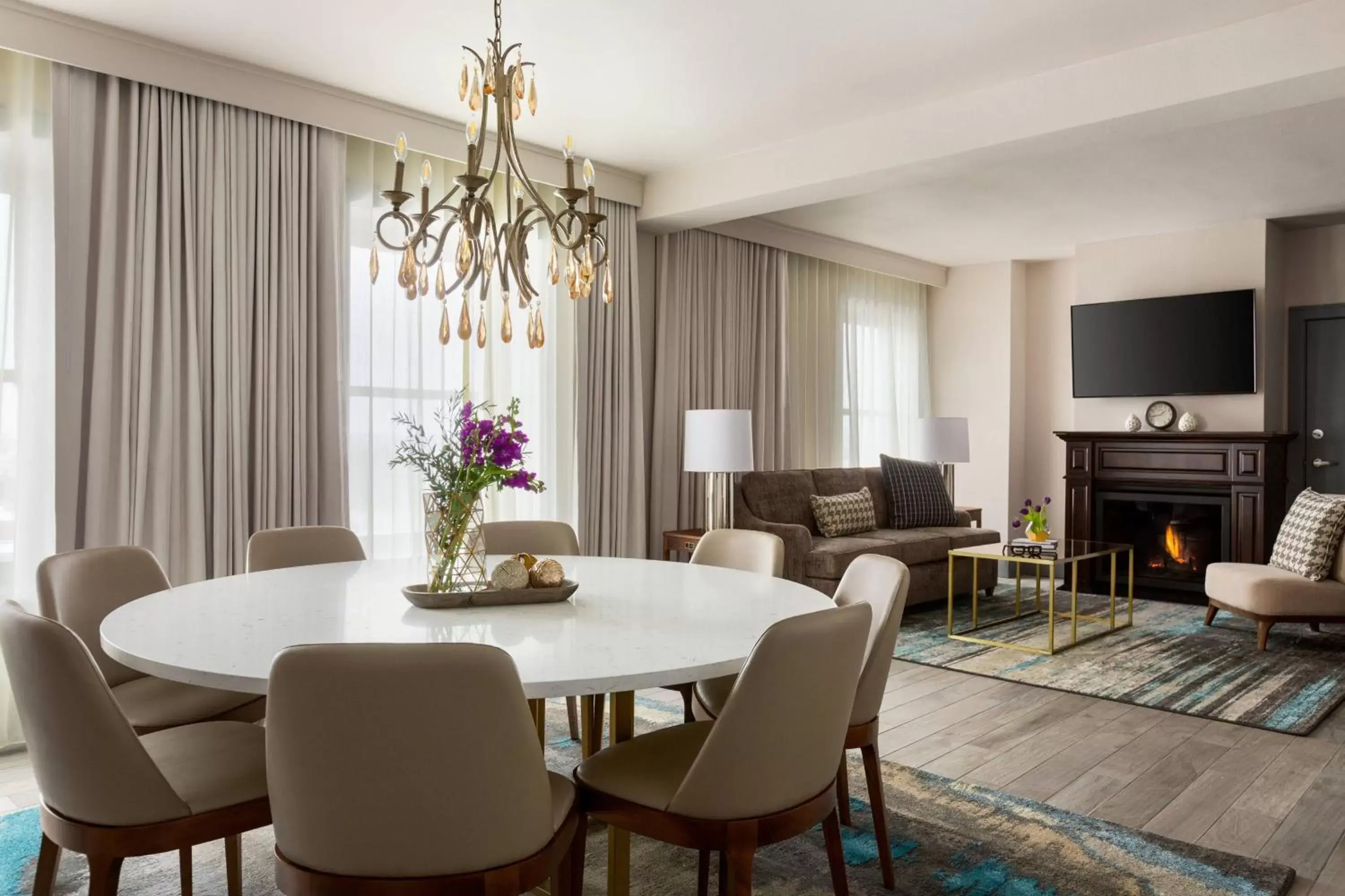 Photo of the whole room, Dining Area in Hotel Northland, Autograph Collection