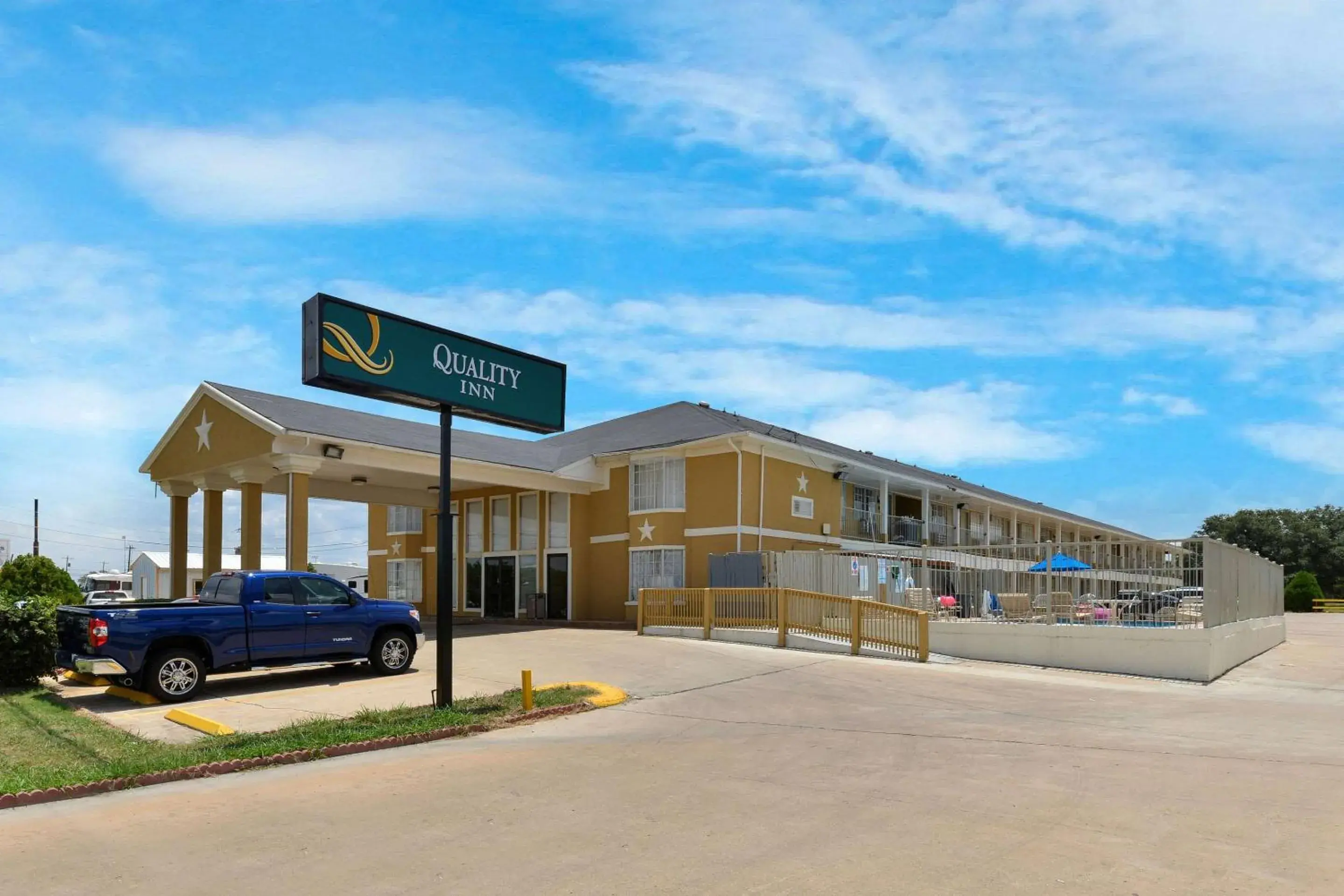 Property building in Quality Inn Gonzales