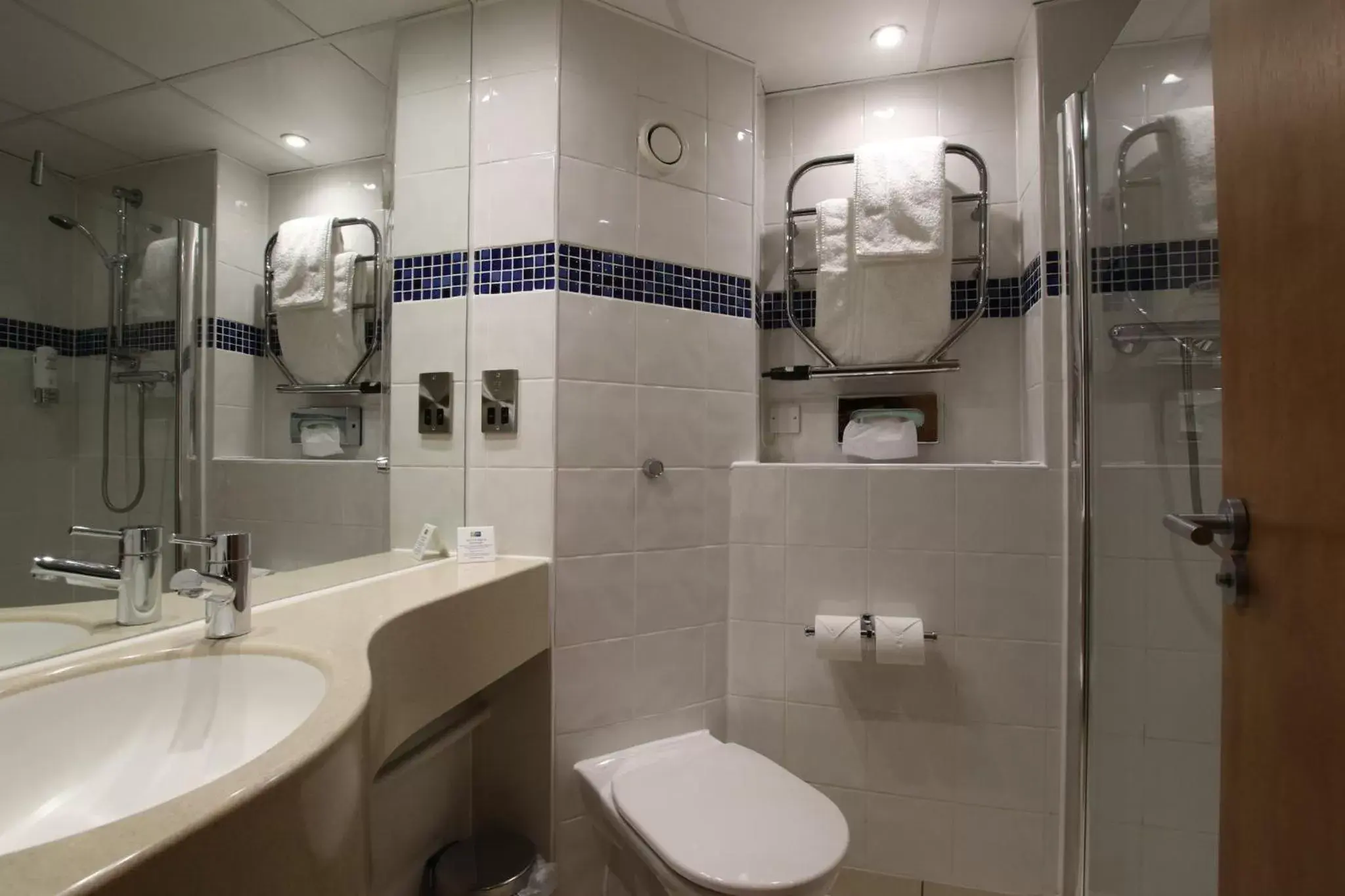 Photo of the whole room, Bathroom in Holiday Inn Express Nuneaton, an IHG Hotel