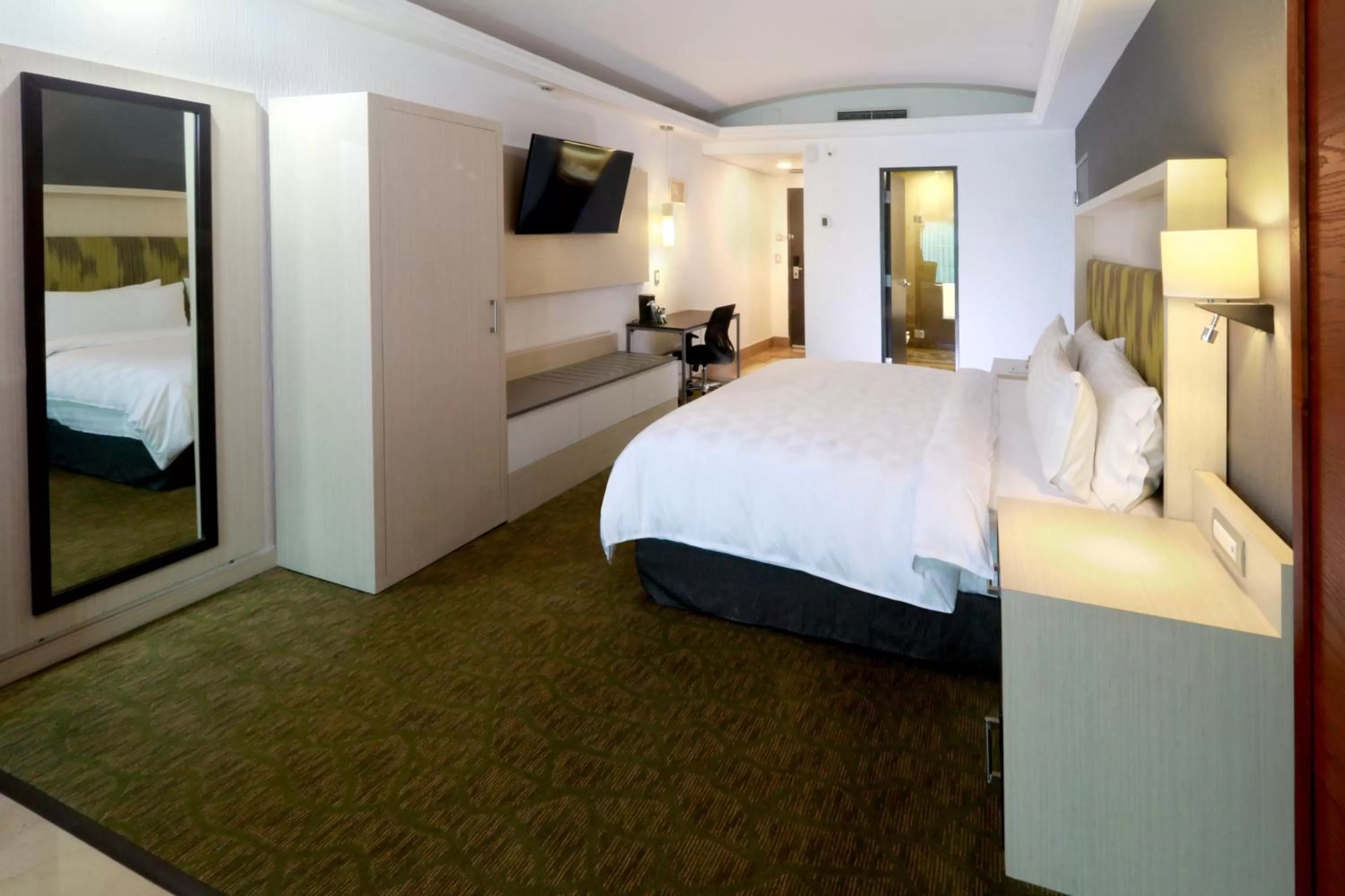 Photo of the whole room, Bed in Holiday Inn Queretaro Zona Diamante by IHG