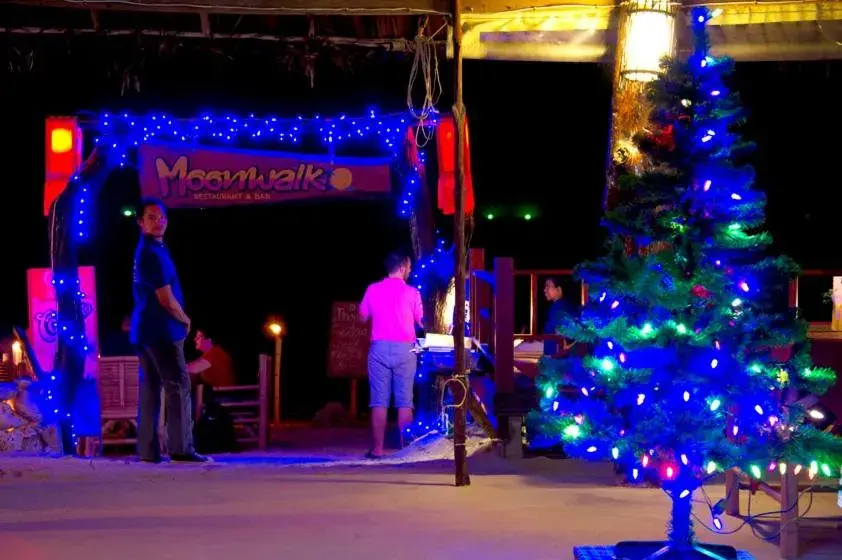 Food and drinks in Moonwalk Lanta Resort