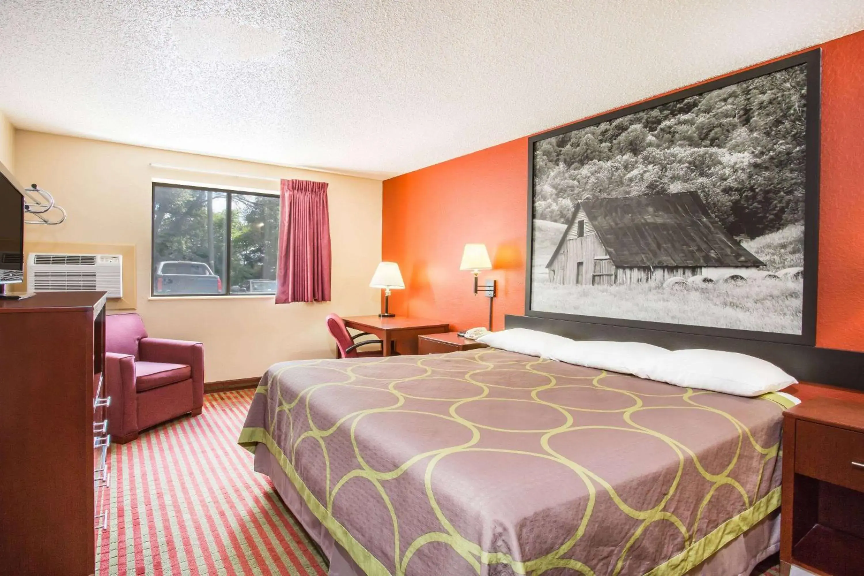 Photo of the whole room, Bed in Super 8 by Wyndham Harrisonburg