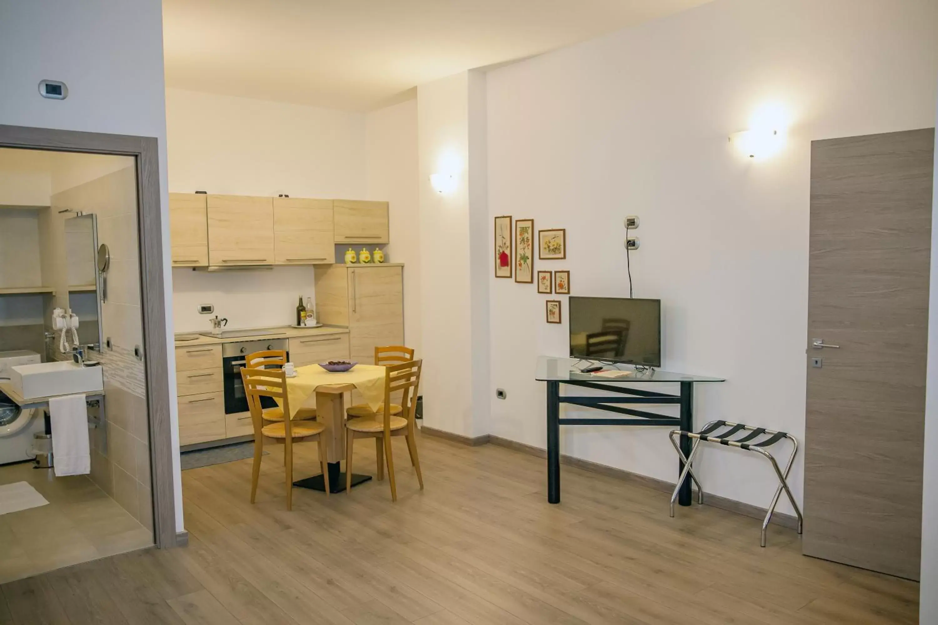 Kitchen or kitchenette, Dining Area in Hotel Garni Le Corti