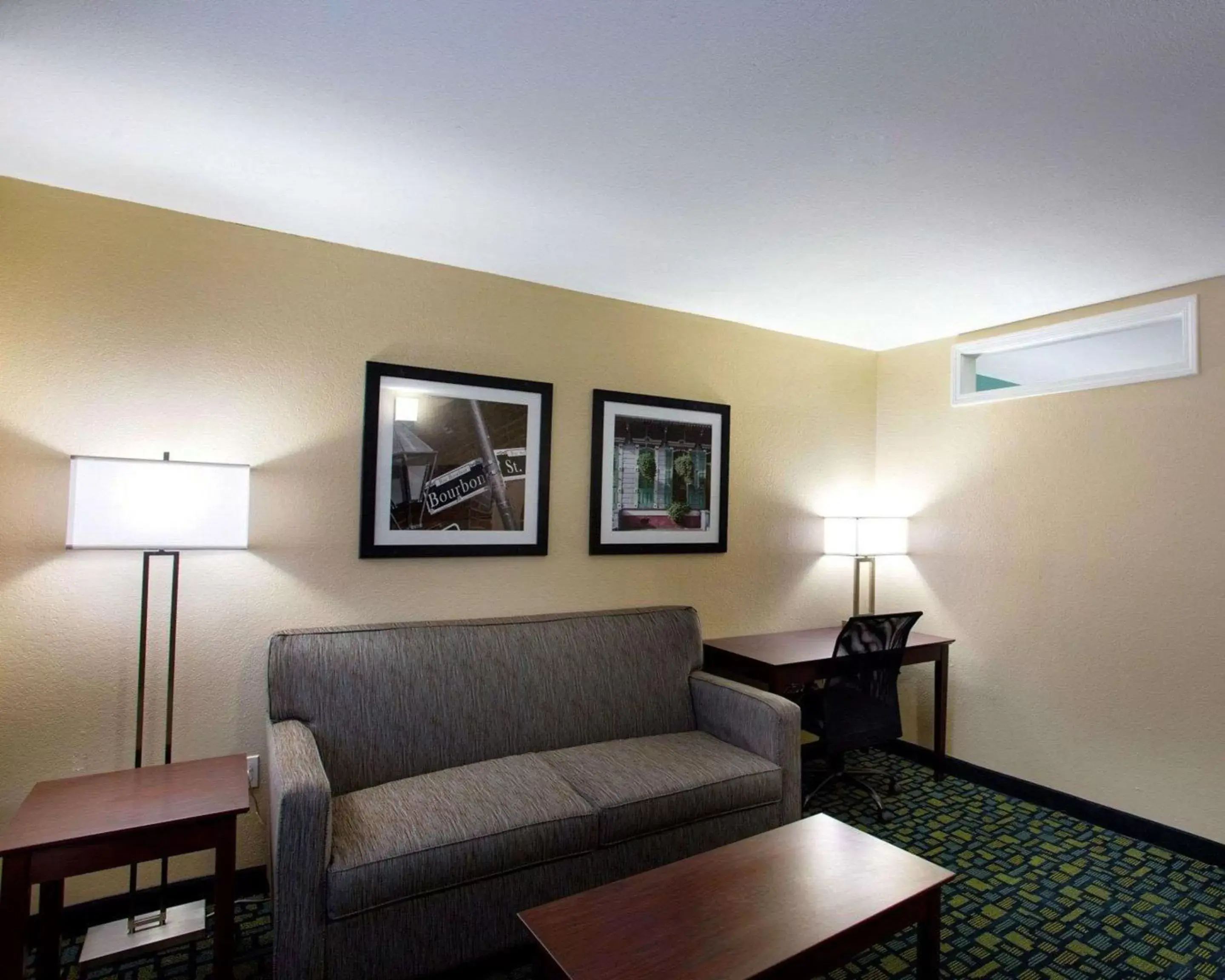 Photo of the whole room, Seating Area in Quality Inn Hammond