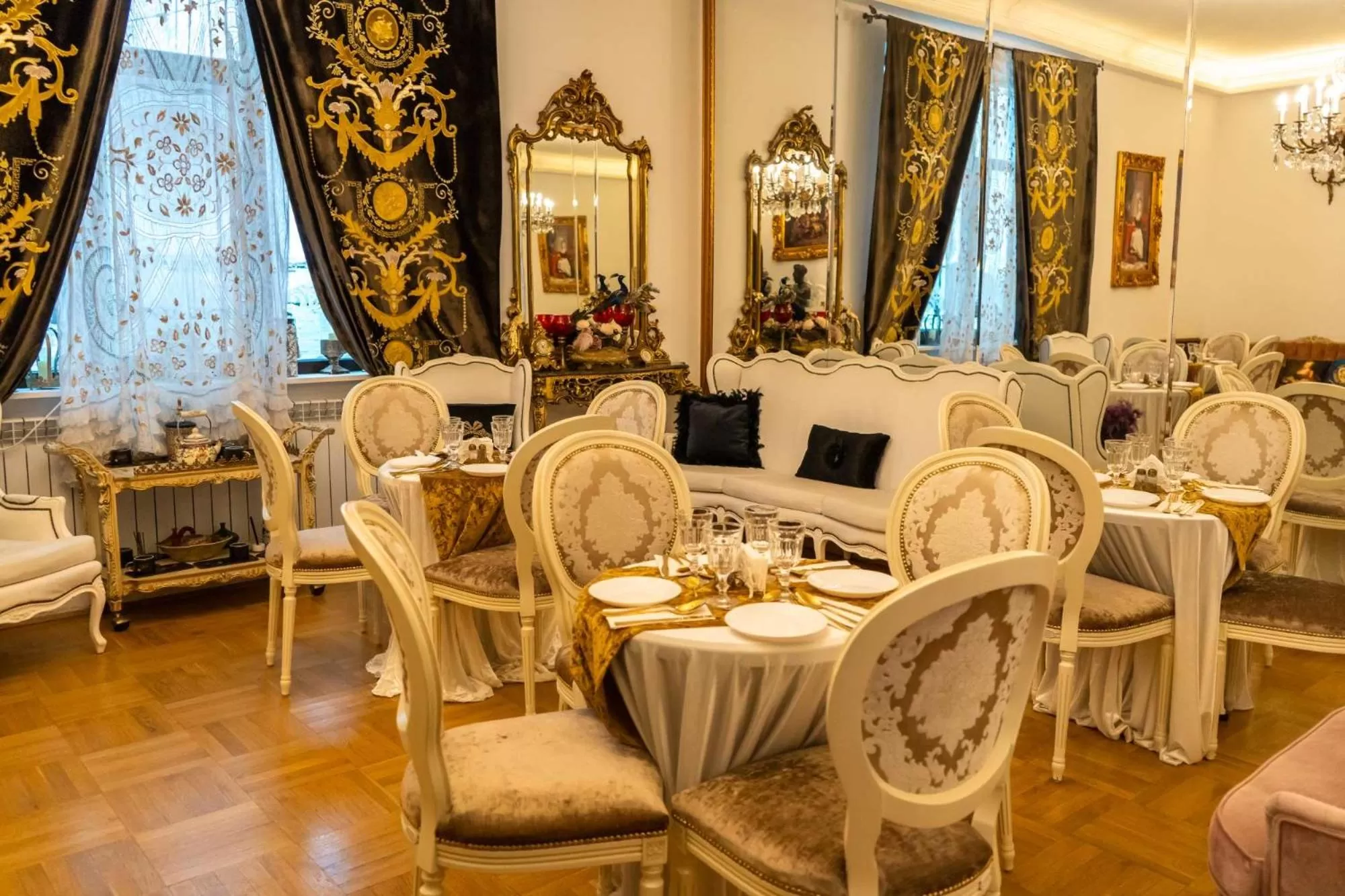 Restaurant/places to eat in Conacul Coroanei Luxury Boutique Hotel