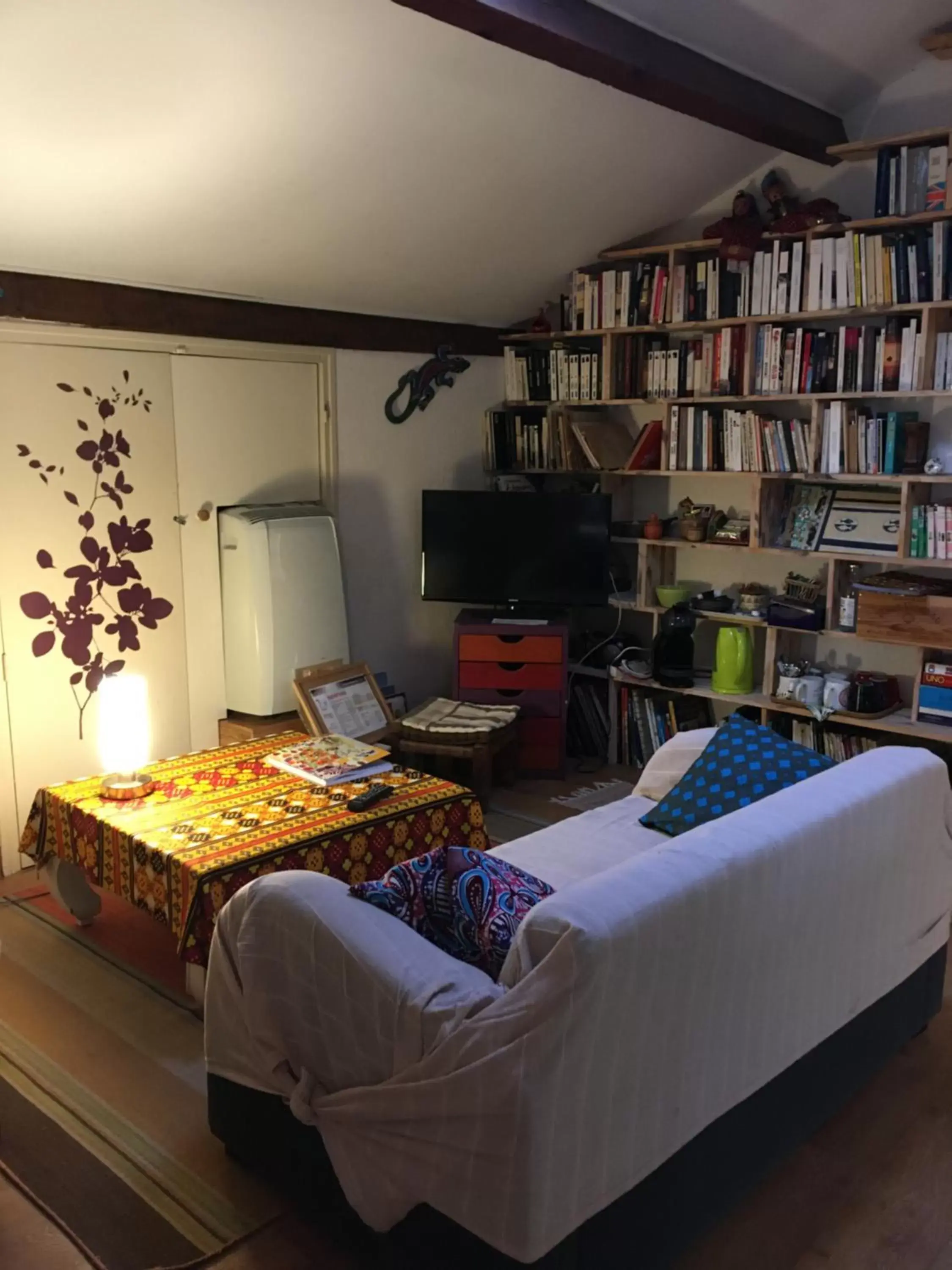 Living room, Library in La Chambre Du Voyageur