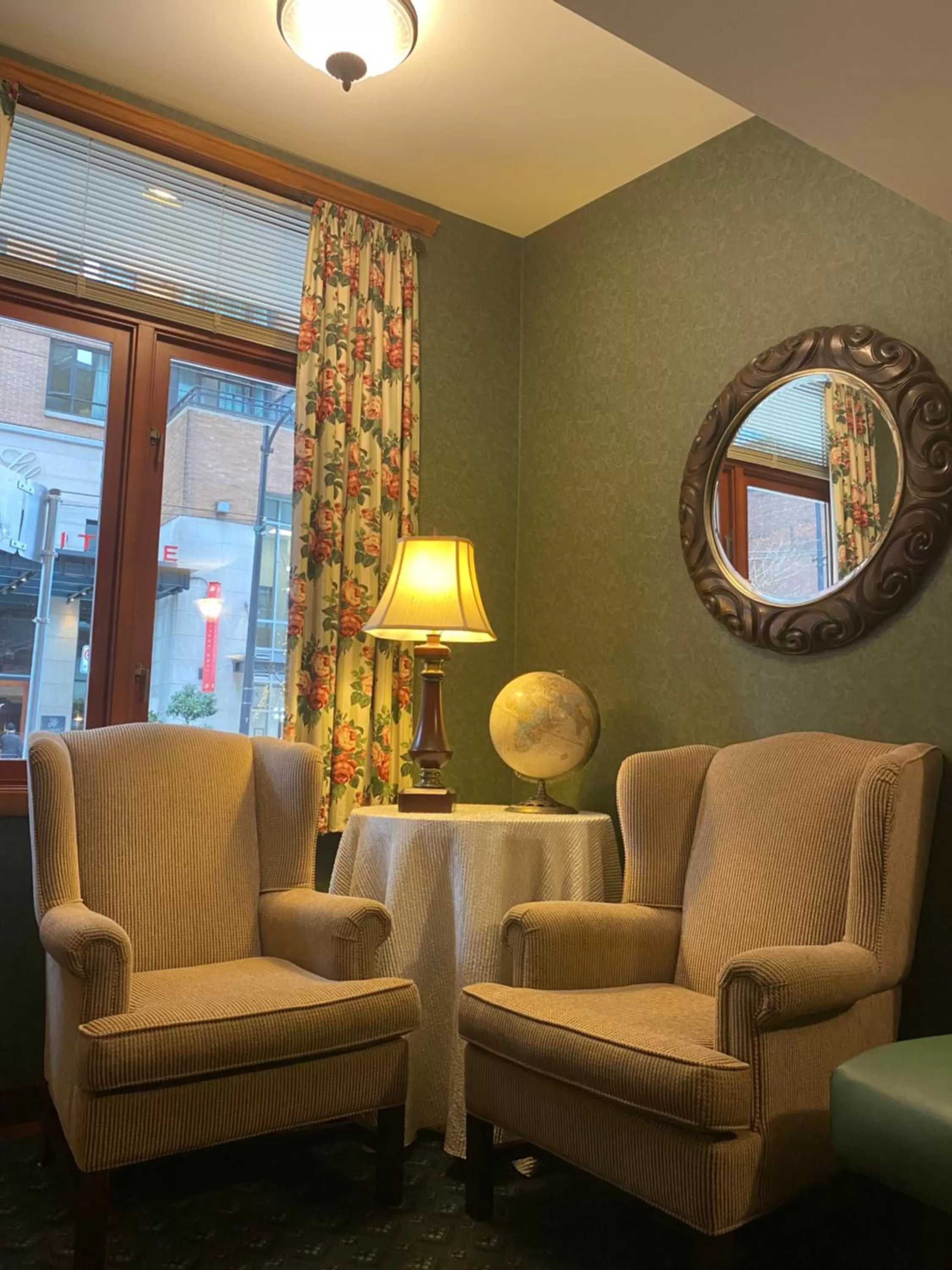 Communal lounge/ TV room in Kingston Hotel