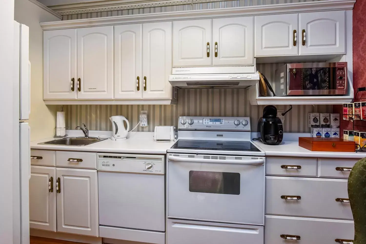 Kitchen/Kitchenette in The Noble Waterfront Apartment Suites