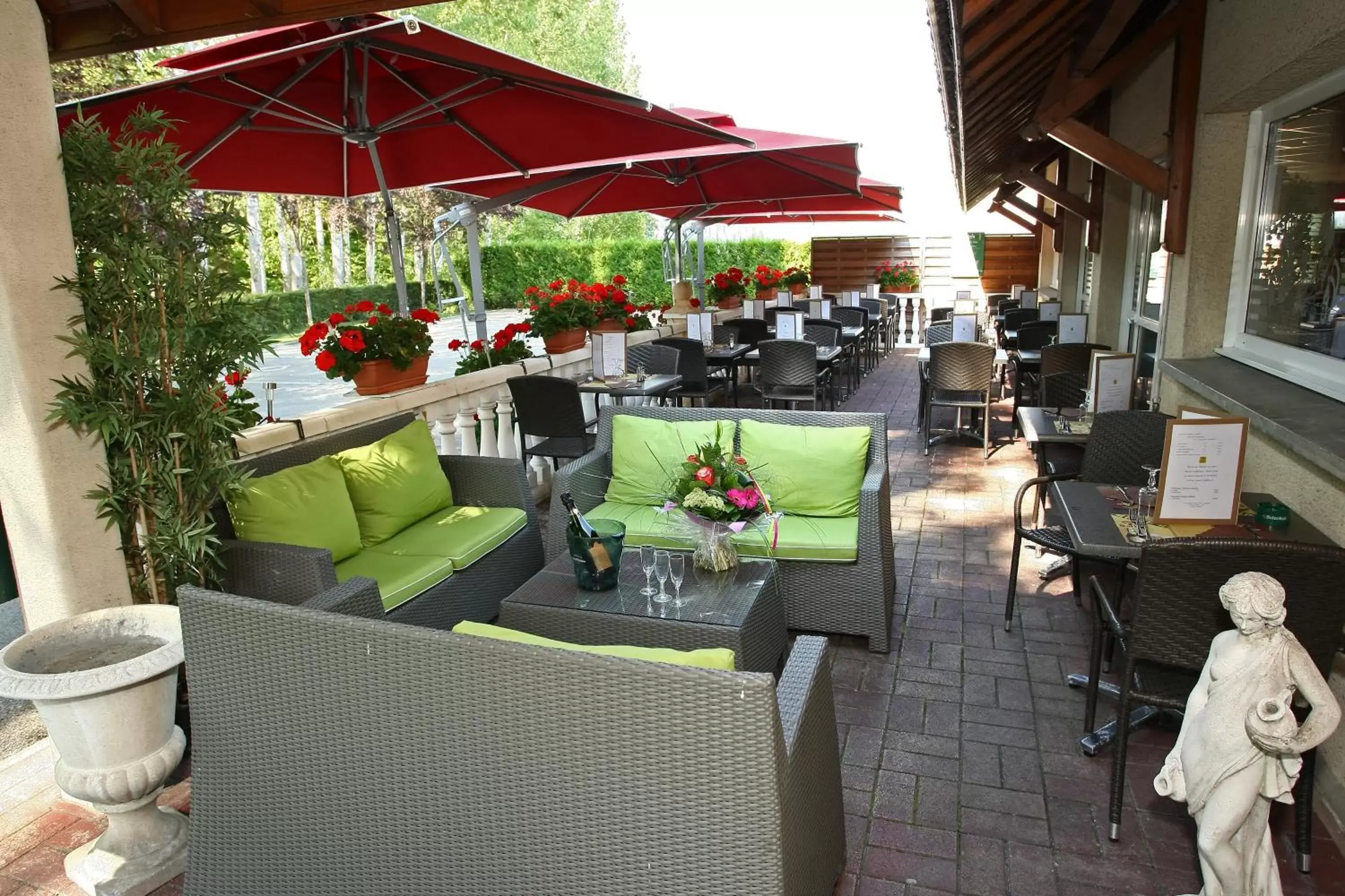 Patio, Restaurant/Places to Eat in Logis Bagatelle - 51530 Dizy