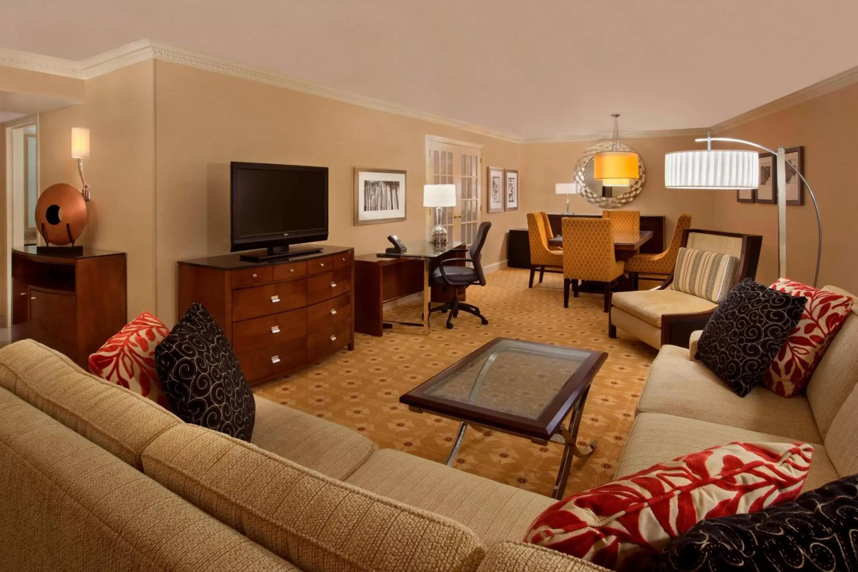 Living room, Seating Area in Toronto Airport Marriott Hotel