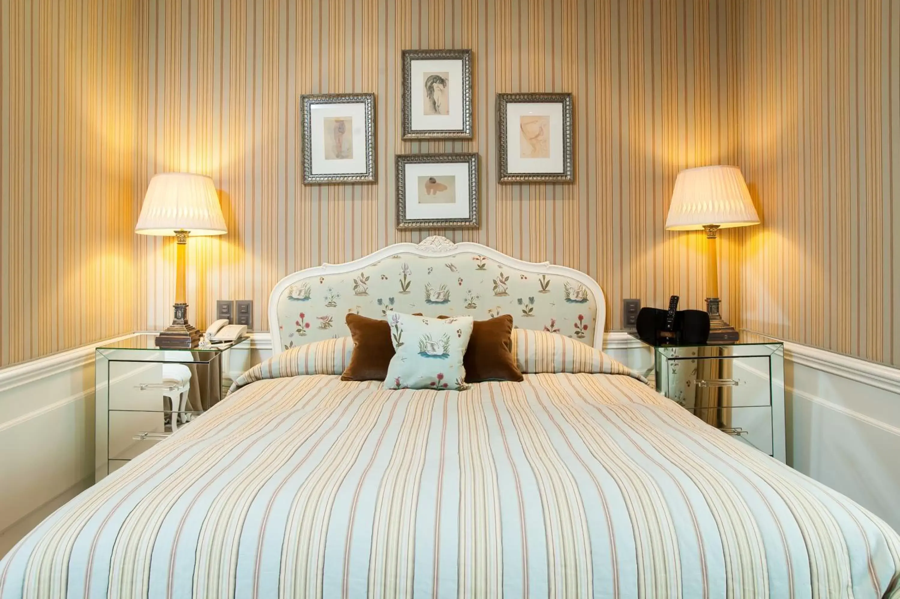 Bed in Hotel d'Angleterre