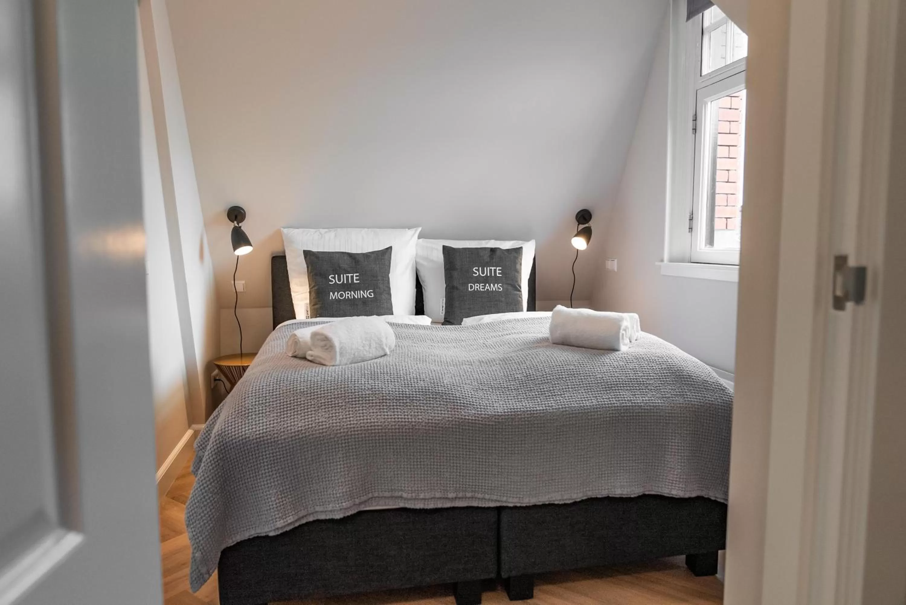 Bed in Limehome The Hague Keizerstraat