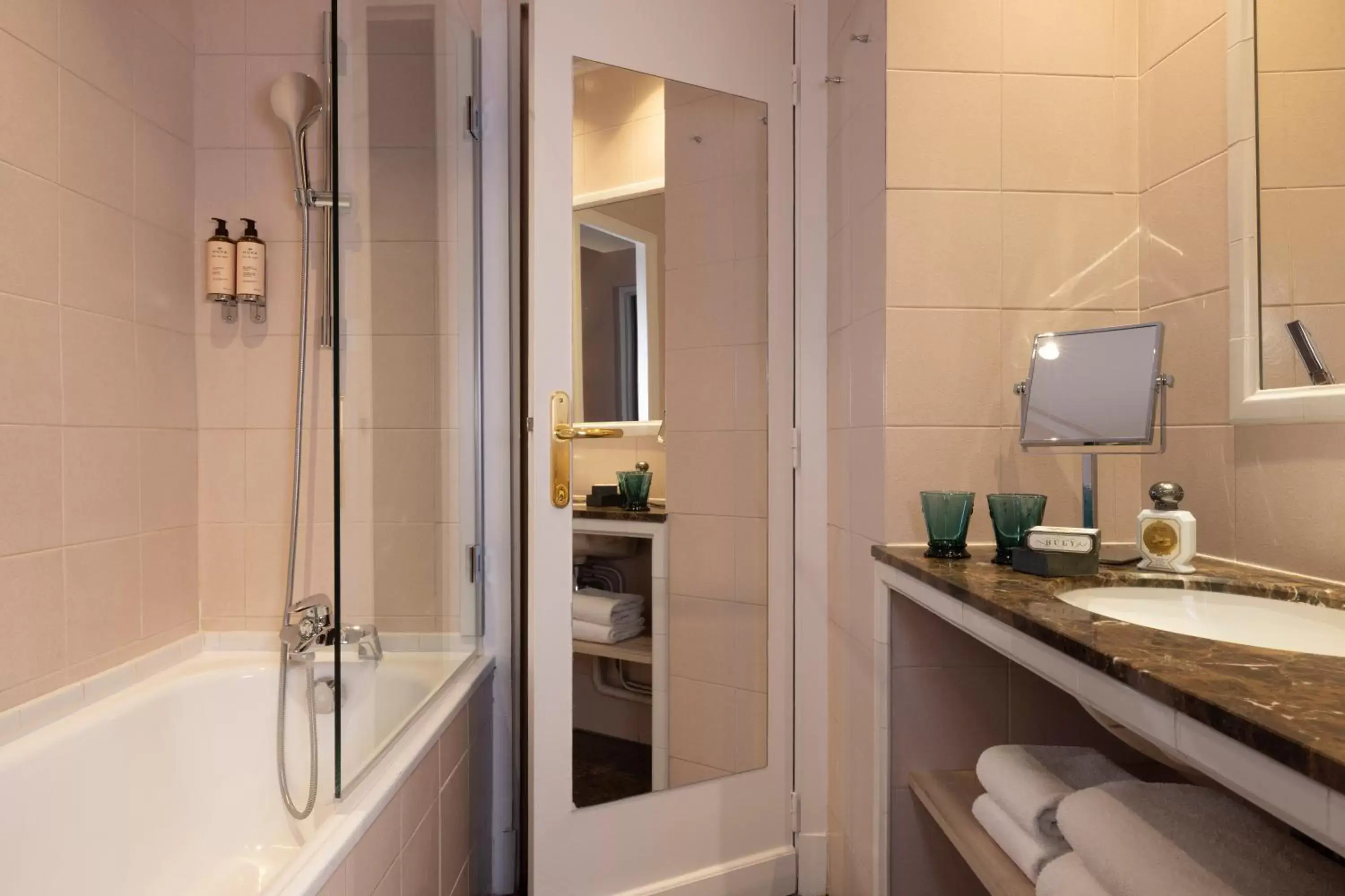 Bathroom in Hotel Le Saint Gregoire