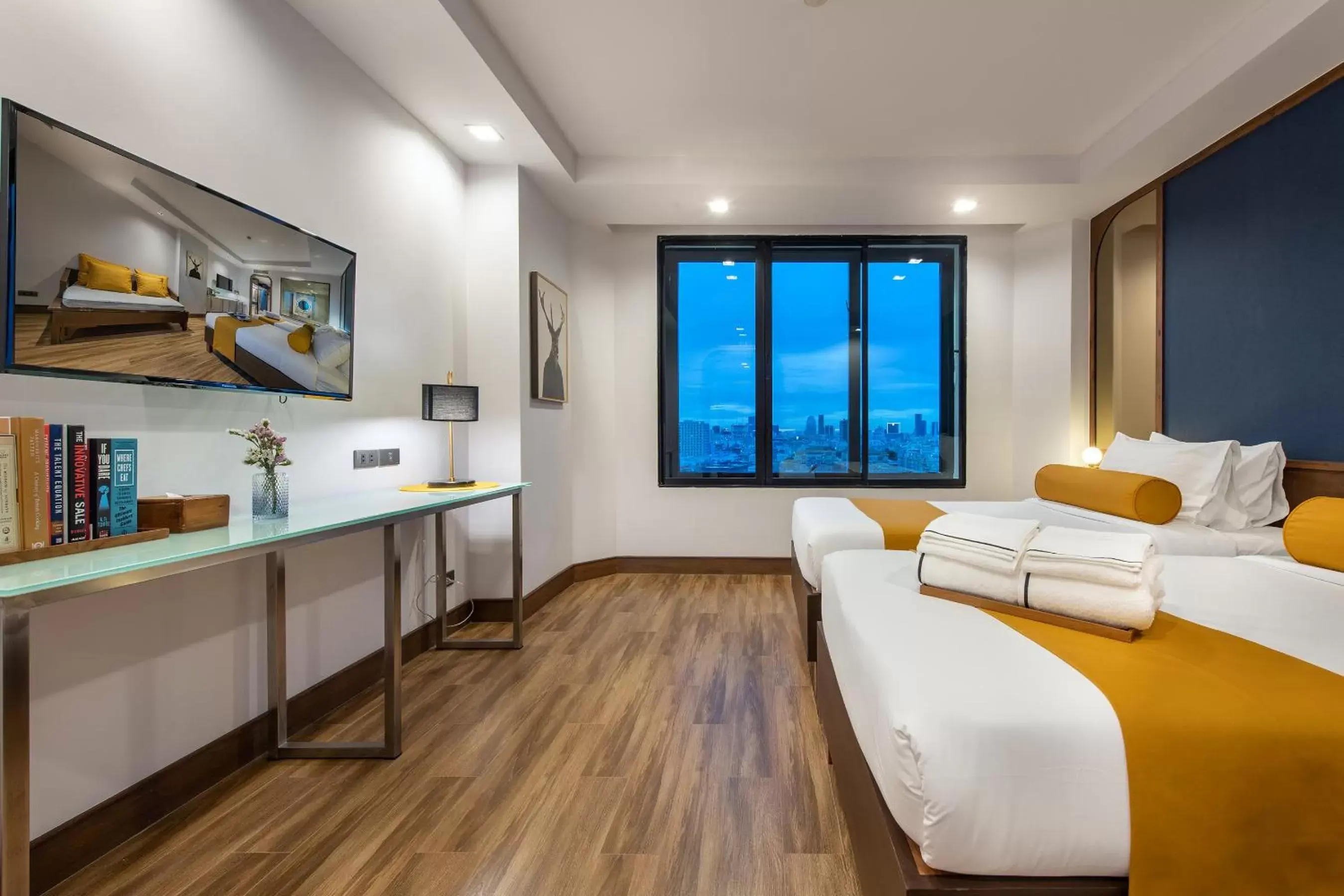 Bedroom, Kitchen/Kitchenette in Graph Hotel Bangkok
