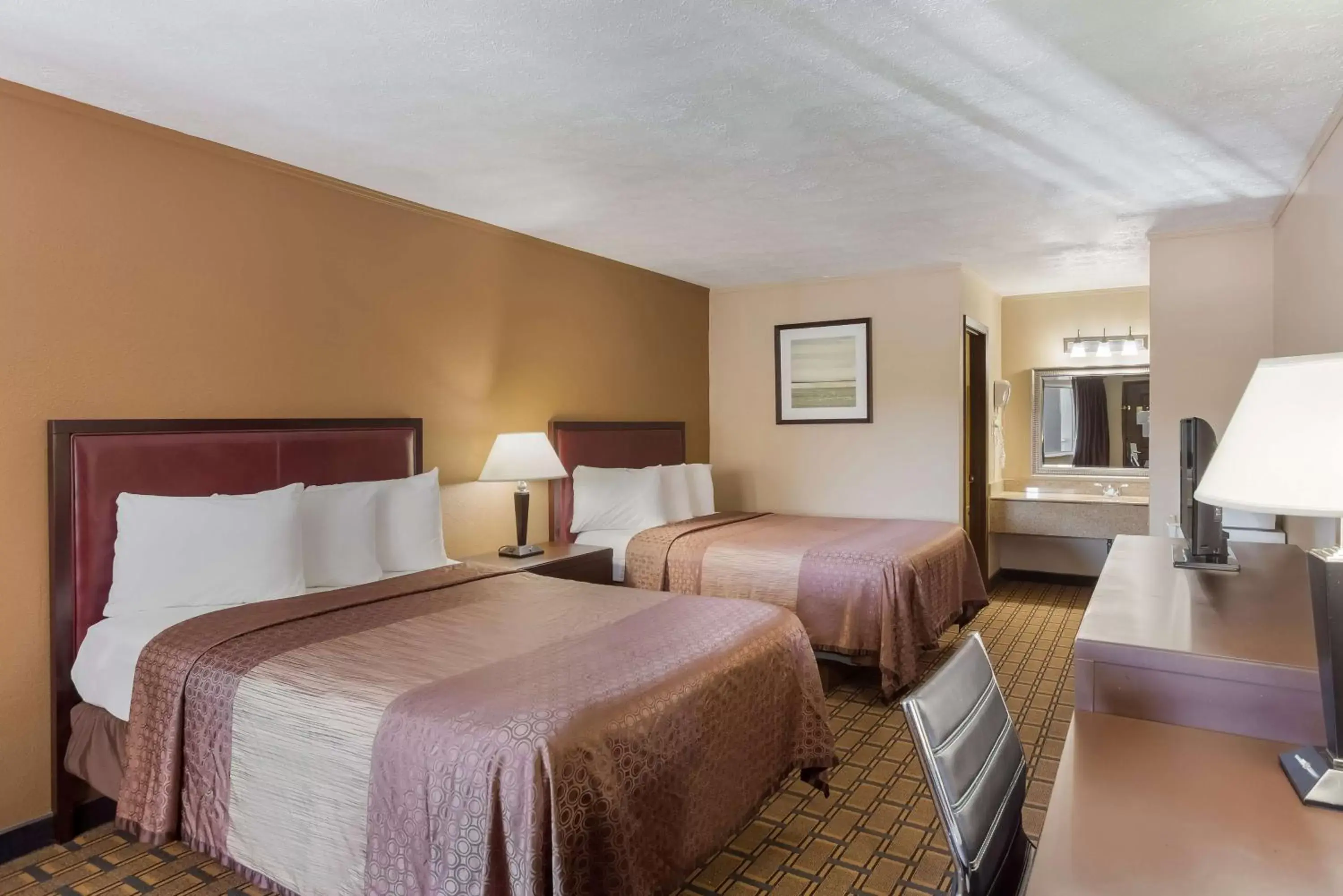 Bedroom, Bed in SureStay Hotel by Best Western Summersville