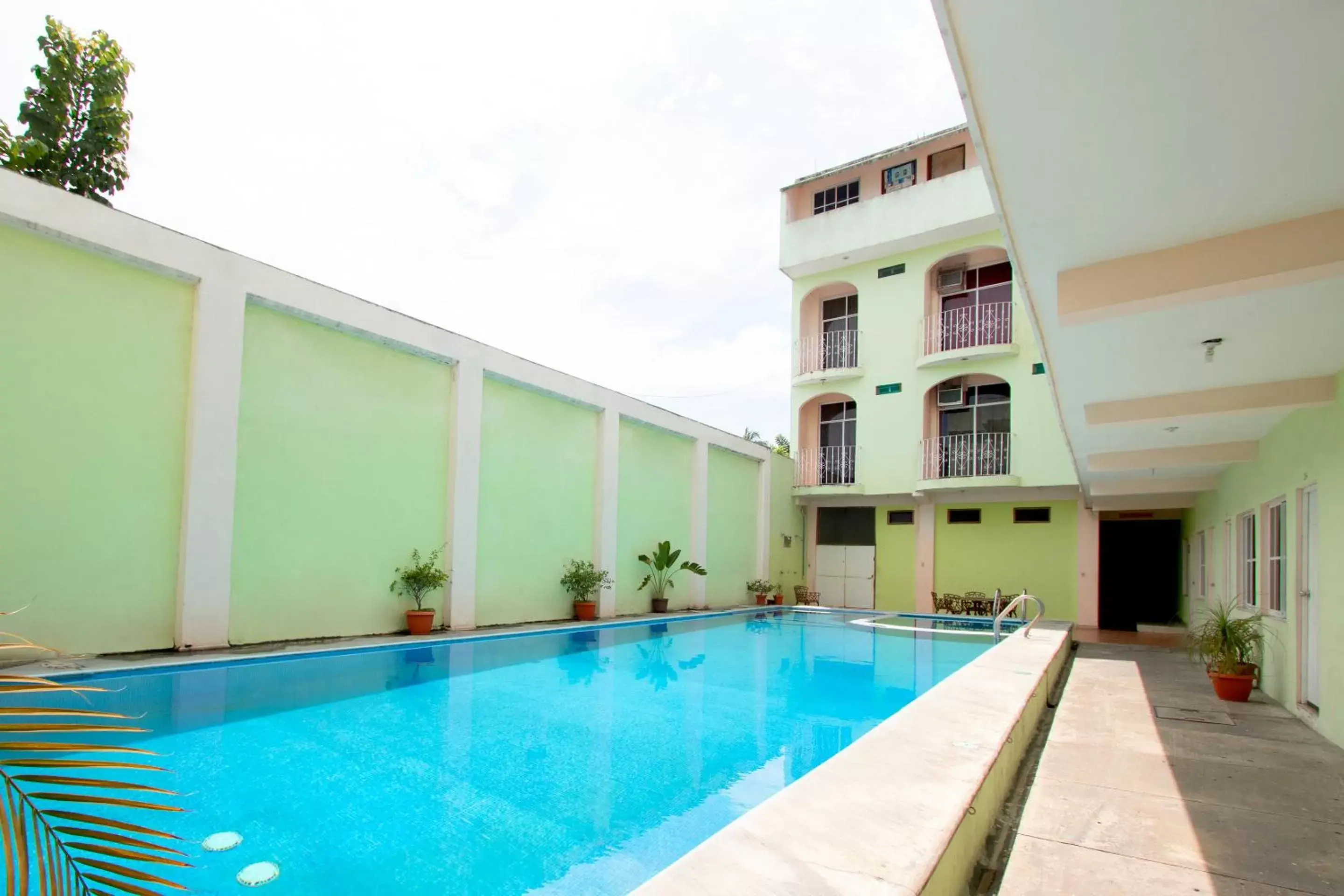 Swimming Pool in OYO Hotel Estacion,José Cardel,Parque Central Revolución