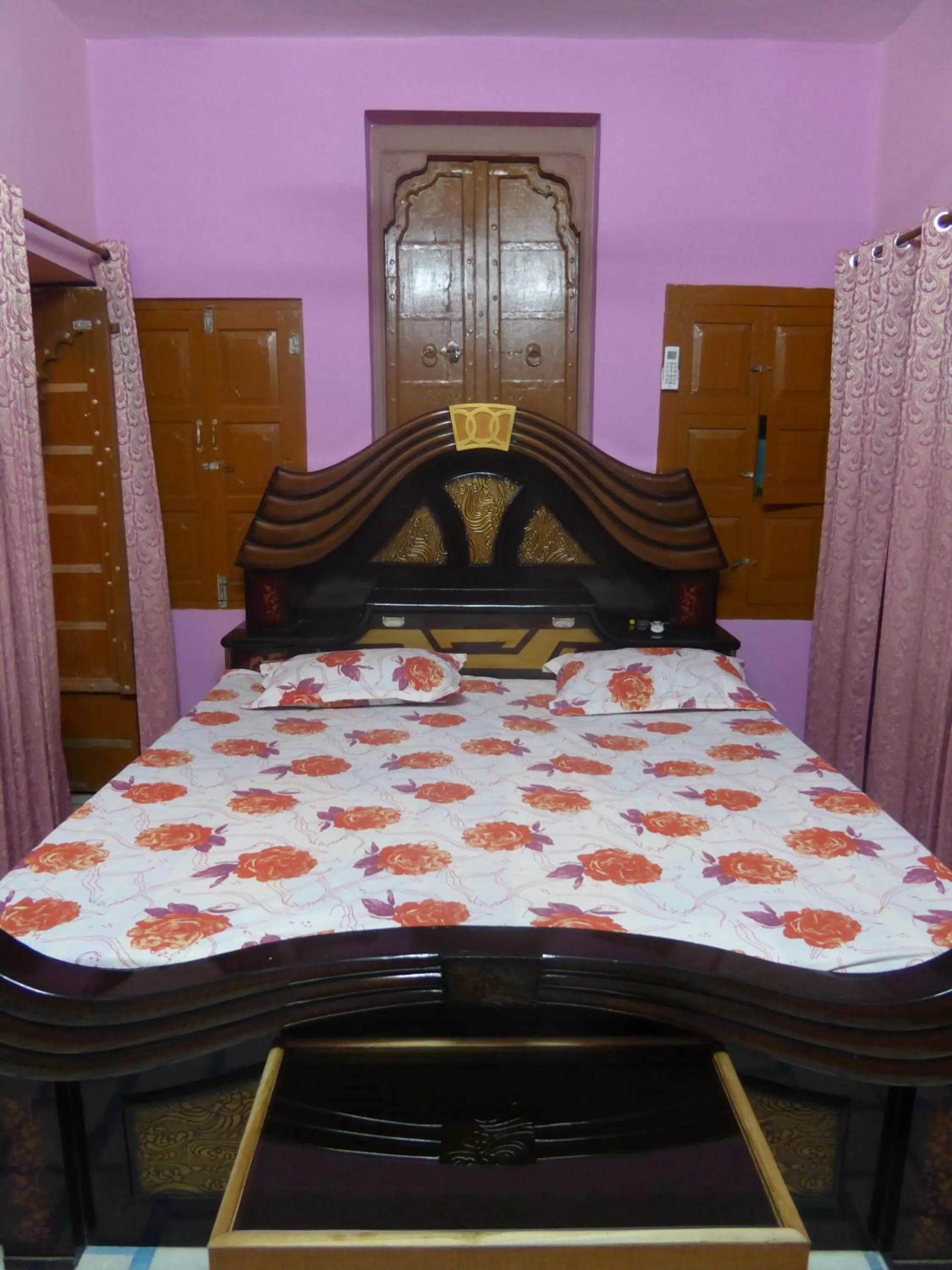 Bed in Tanisha Heritage Haweli