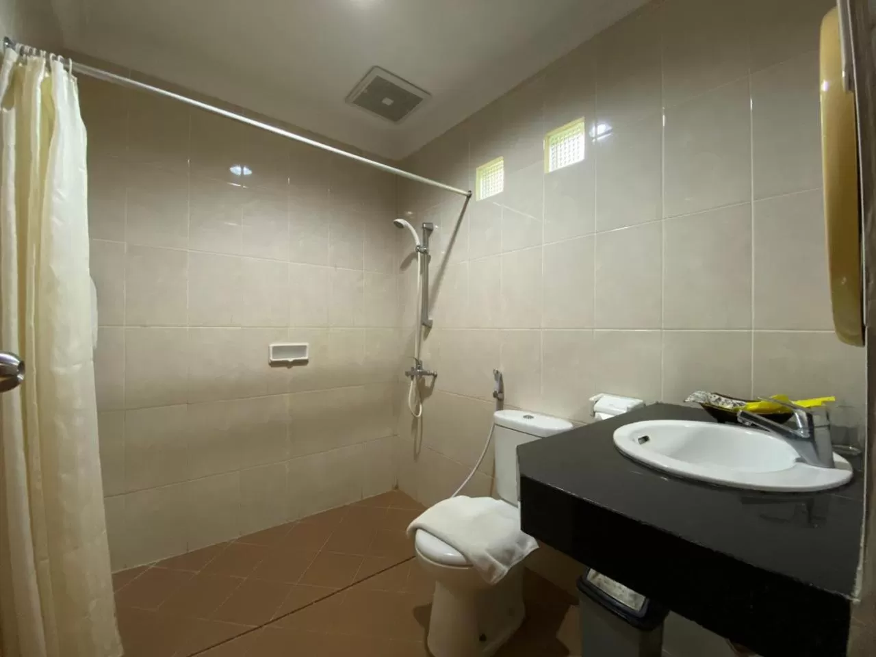 Shower in Khas Parapat