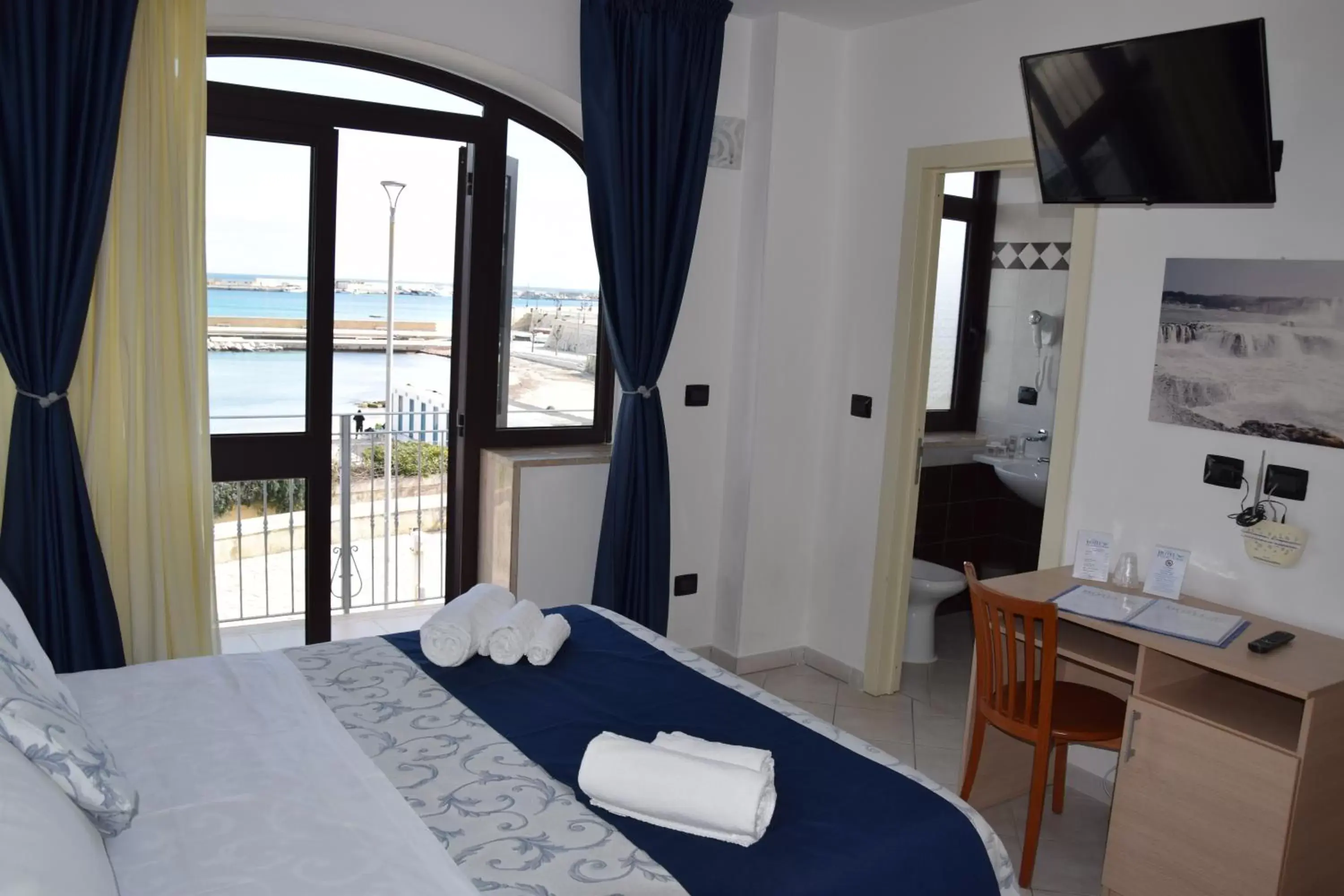 Deluxe Double Room with Balcony and Sea View in Hotel Profumo Di Mare Deluxe Double Room with Balcony and Sea View in Hotel Profumo Di Mare