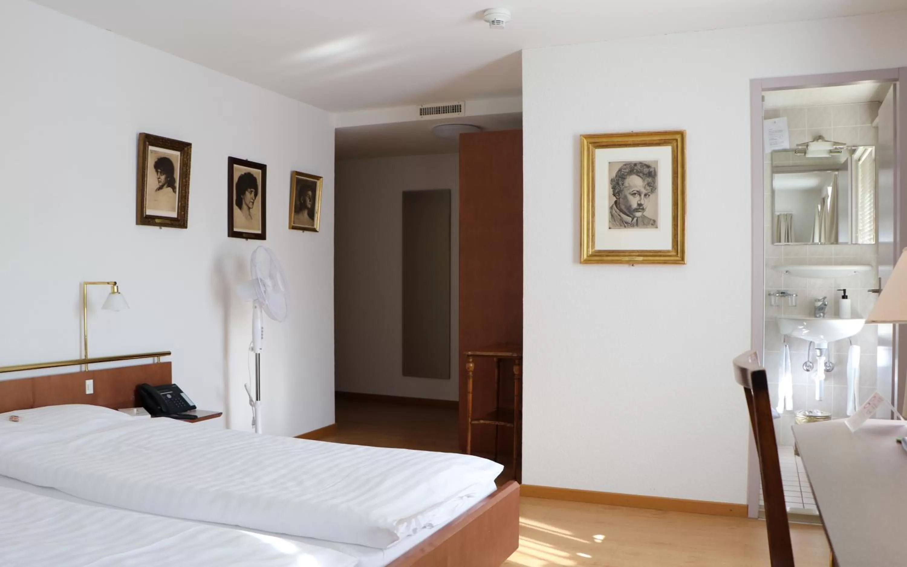 Bed in Hotel & Restaurant Sternen Köniz bei Bern