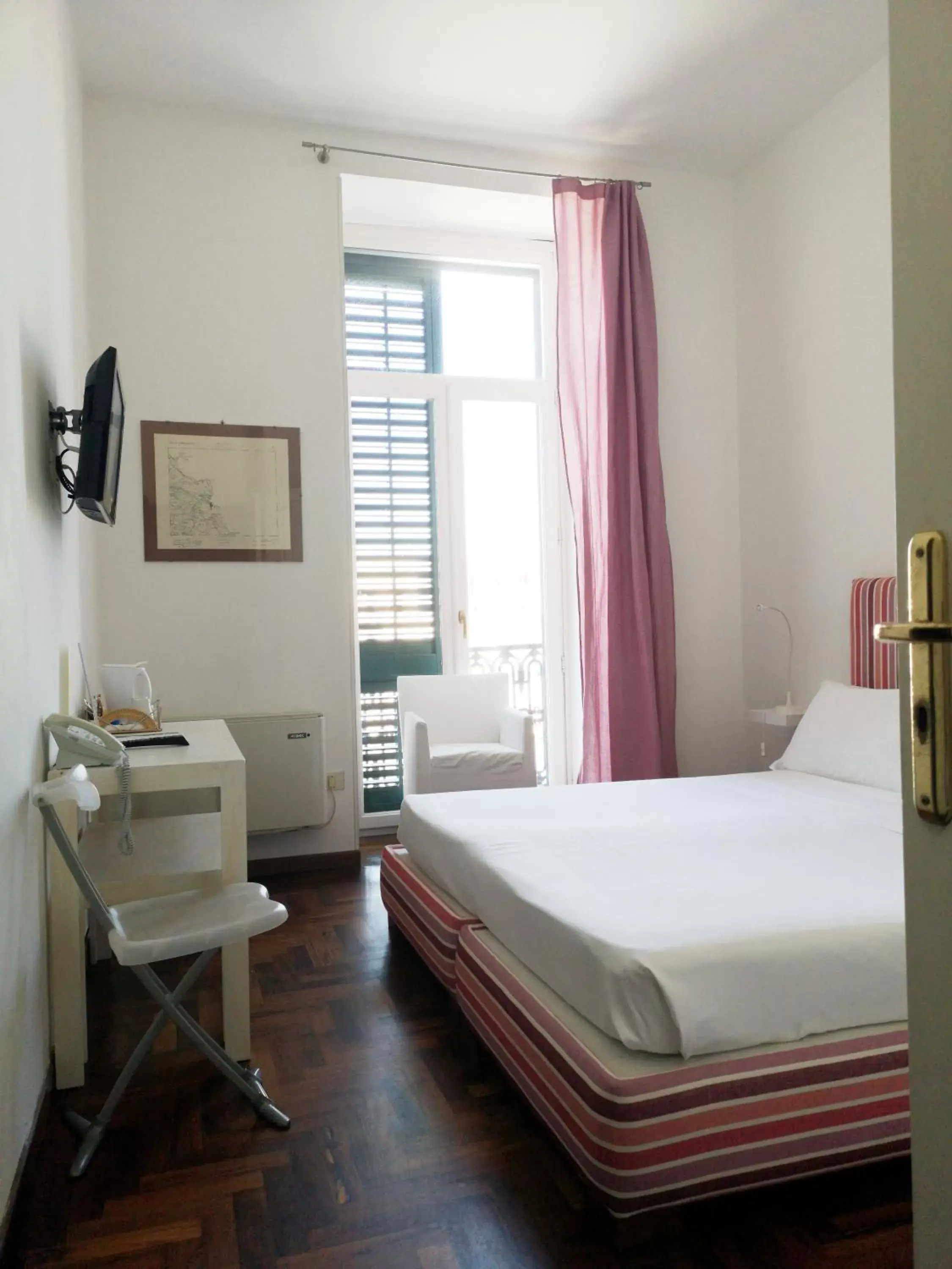 Photo of the whole room, Bed in L'Approdo delle Sirene