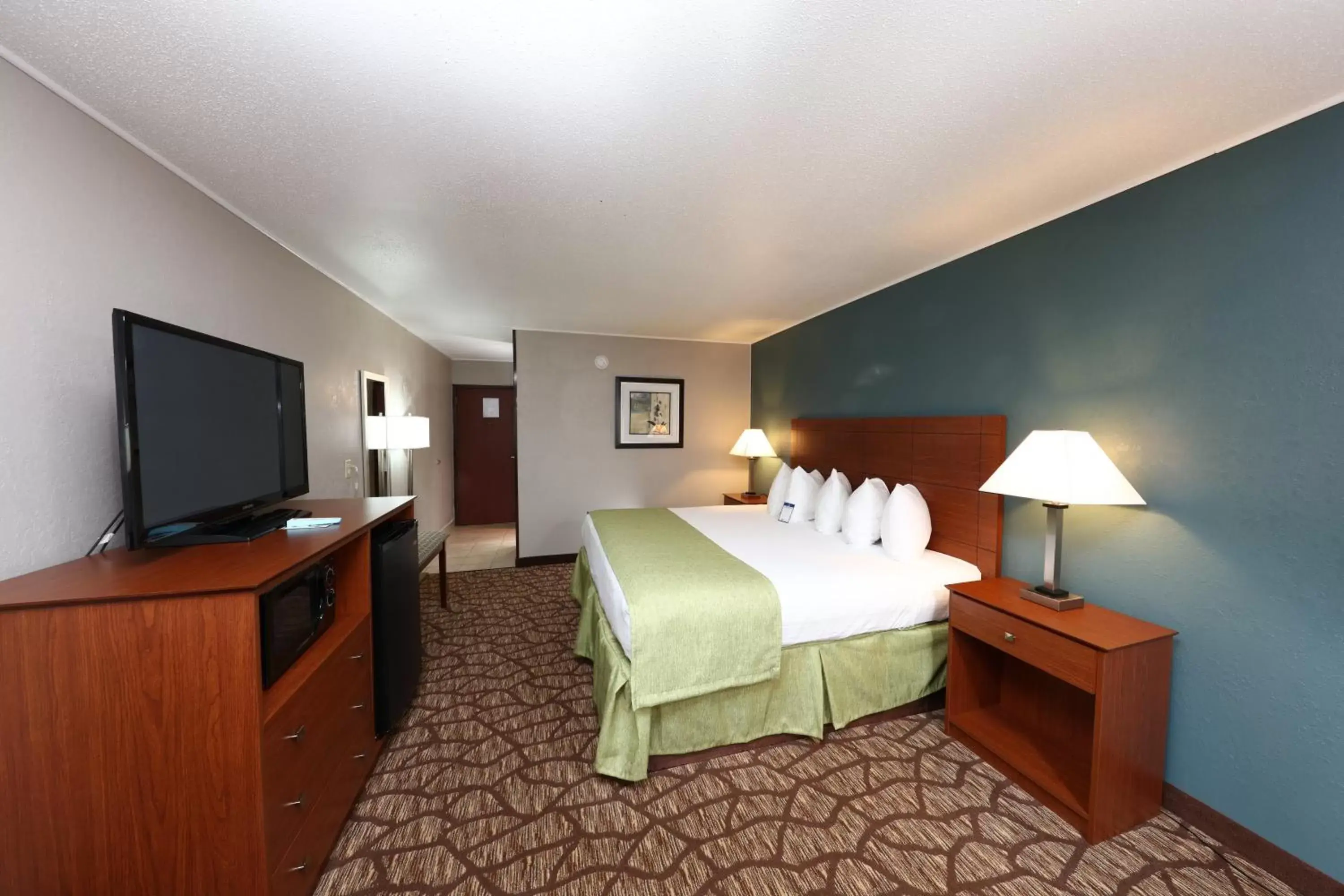 Bedroom, Bed in Best Western Hospitality Hotel & Suites