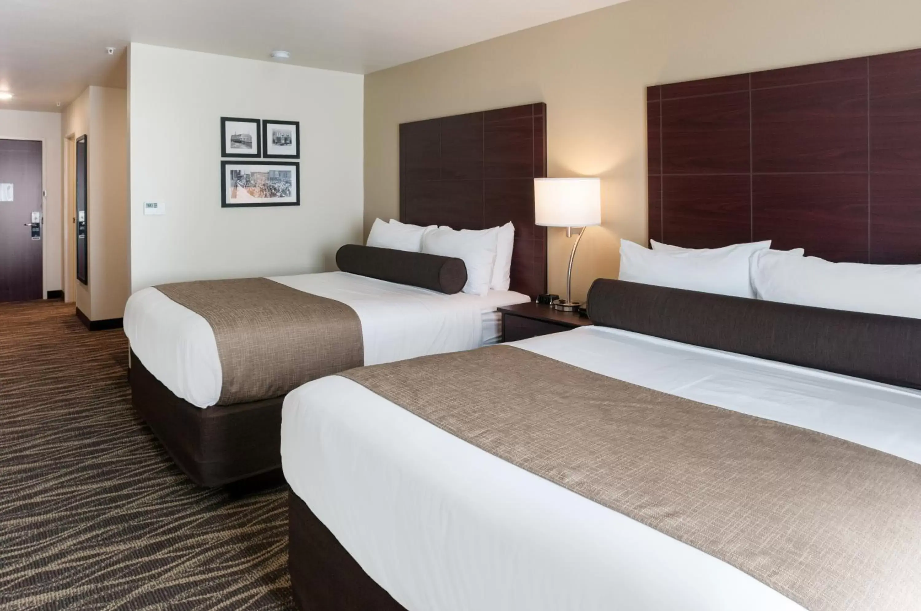 Bed in Cobblestone Hotel & Suites Appleton International Airport