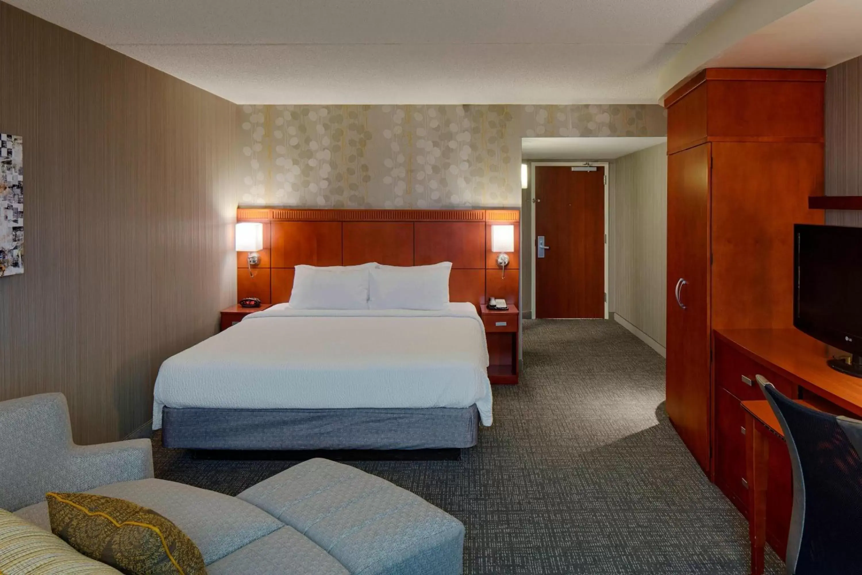 Photo of the whole room, Bed in Courtyard by Marriott Columbus West/Hilliard