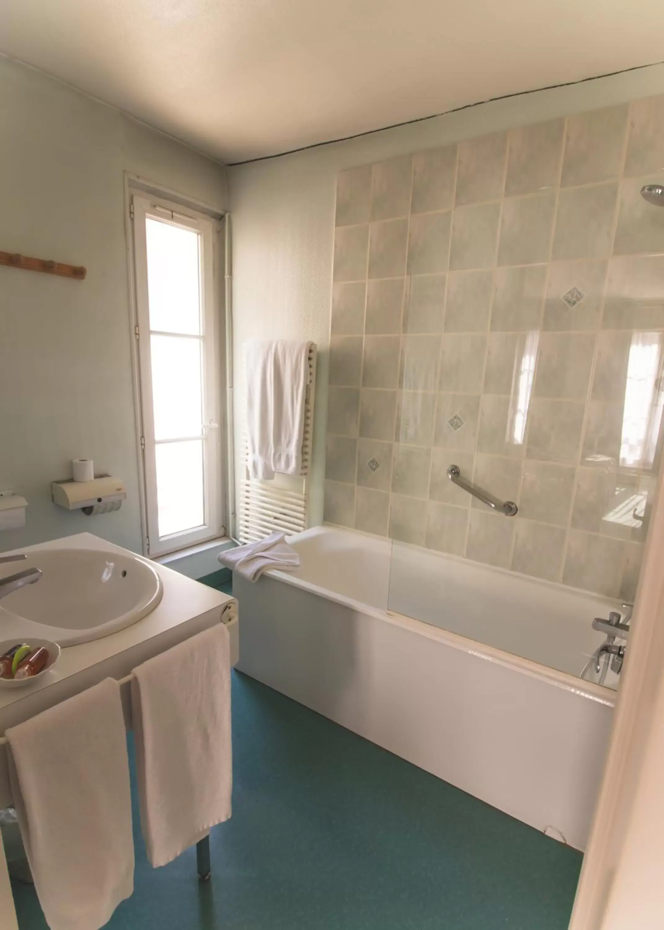 Bathroom in Hôtel De La Banniere De France