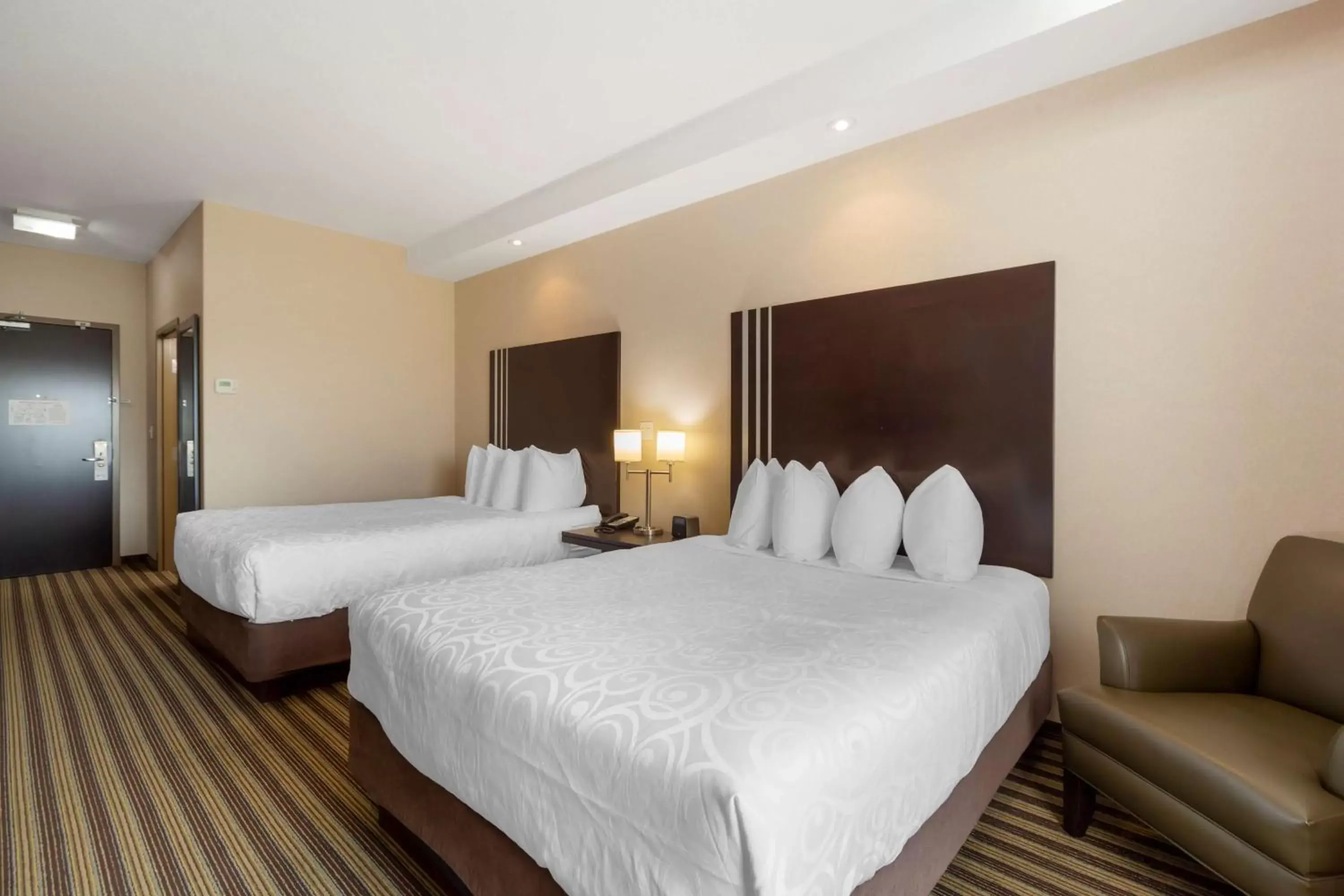 Bedroom, Bed in Best Western Plus Sherwood Park Inn & Suites