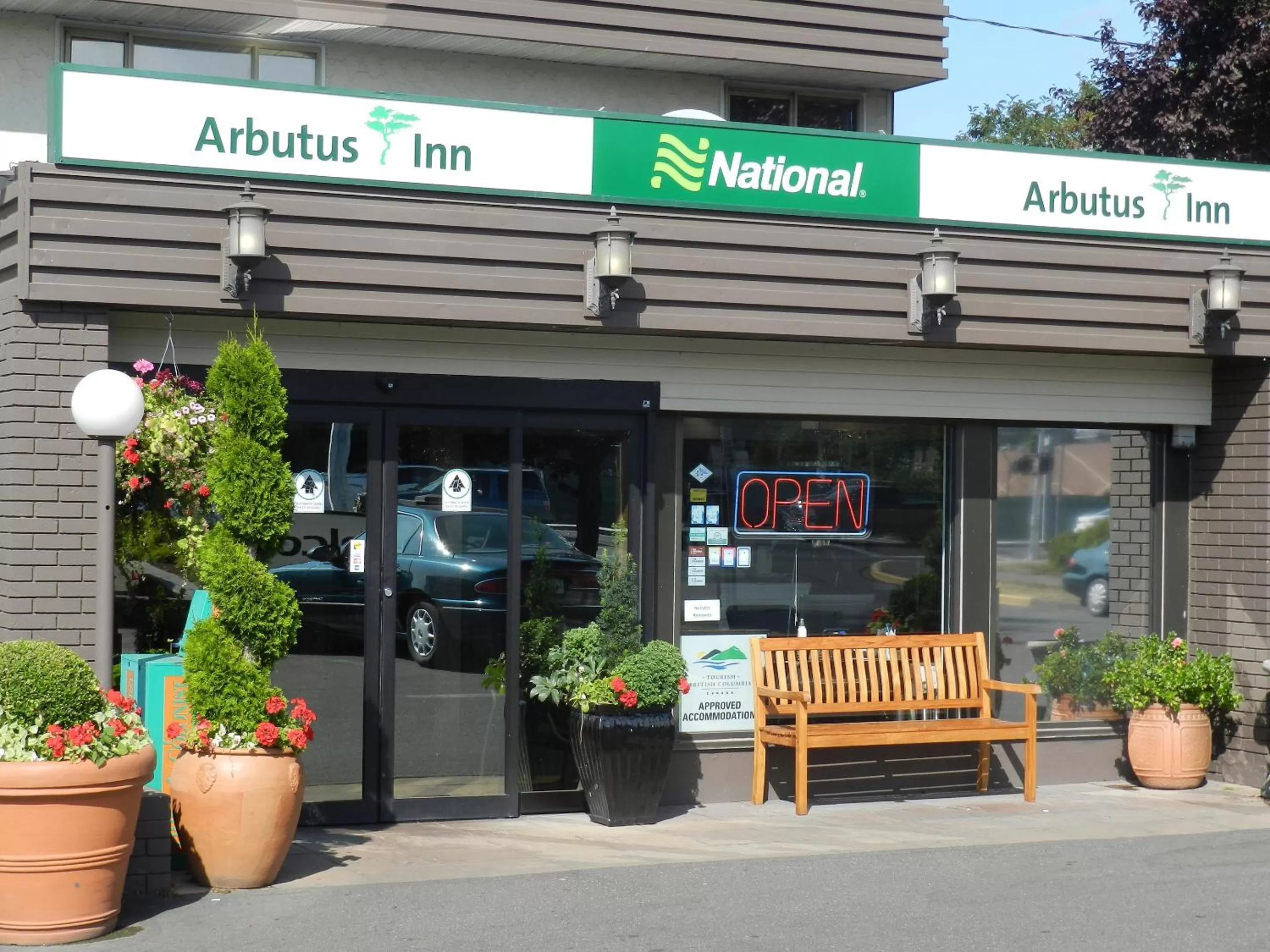 Facade/entrance in Arbutus Inn