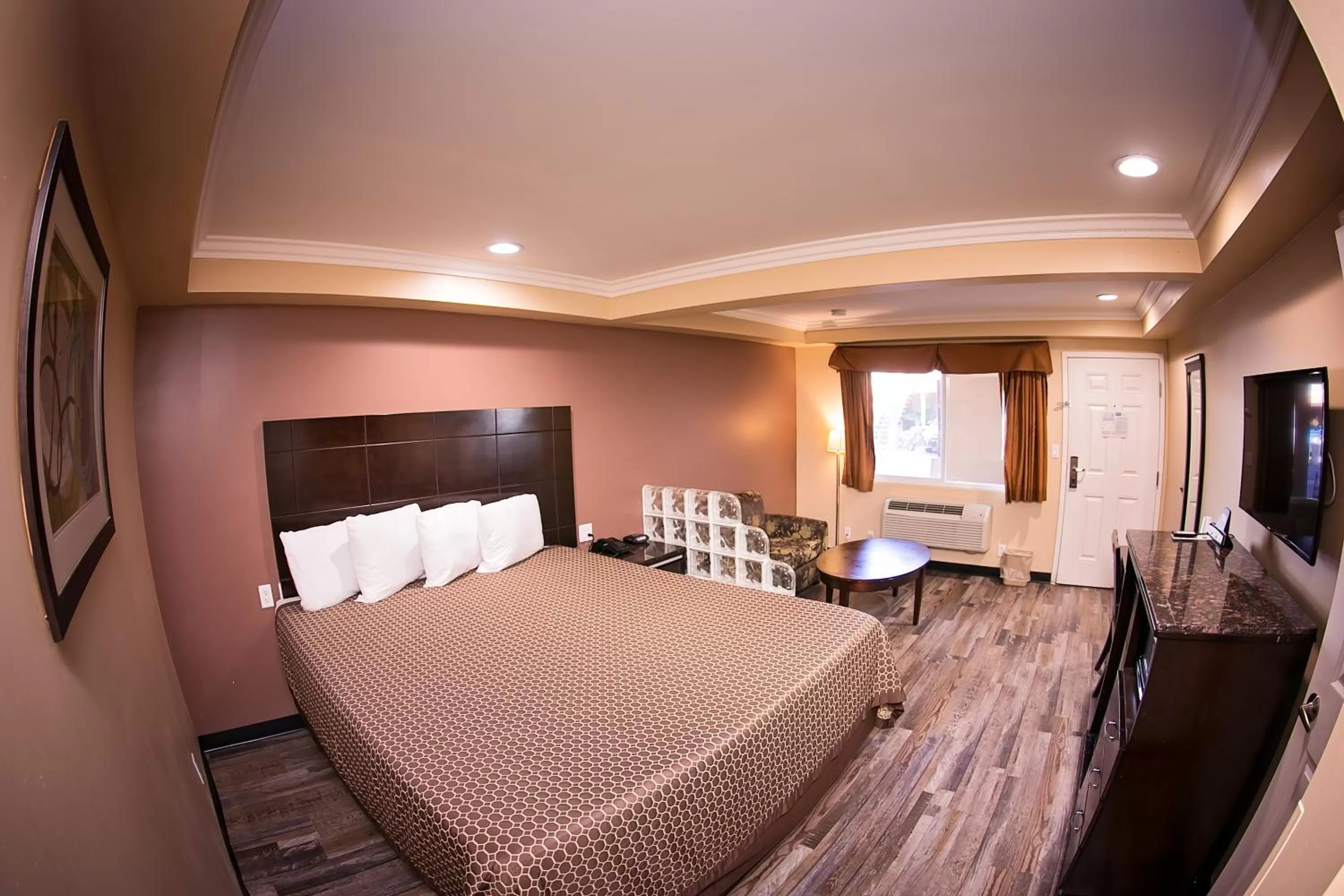 Bed in Rodeway Inn & Suites