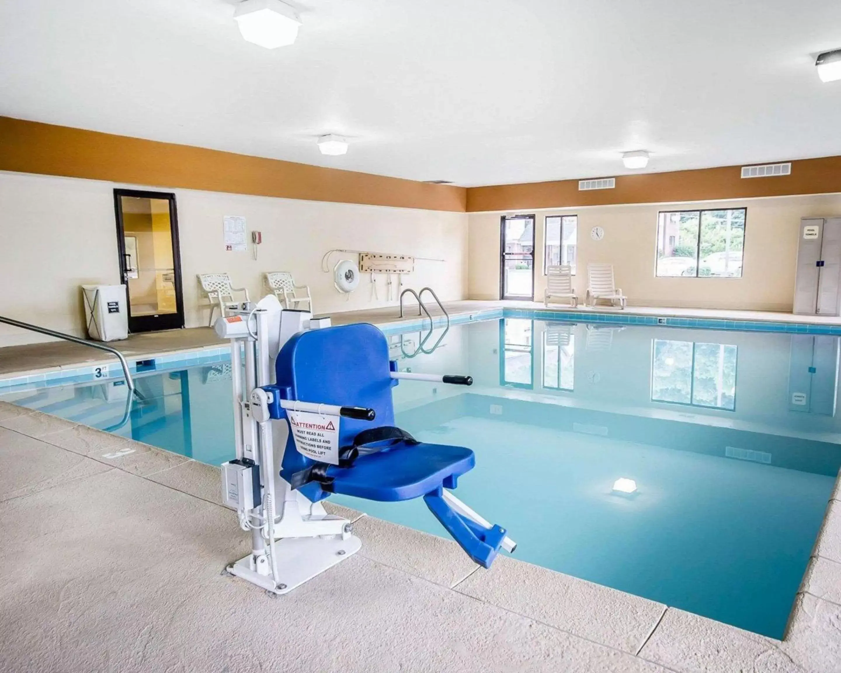 Swimming pool in Comfort Suites Prestonsburg West