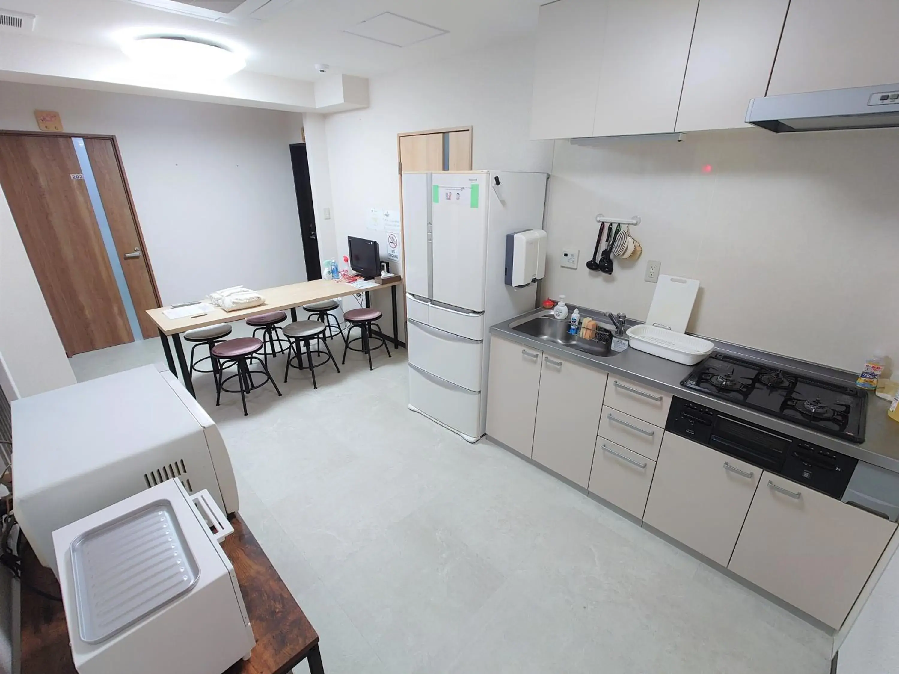 Communal lounge/ TV room, Kitchen/Kitchenette in Stay Inn KOTO