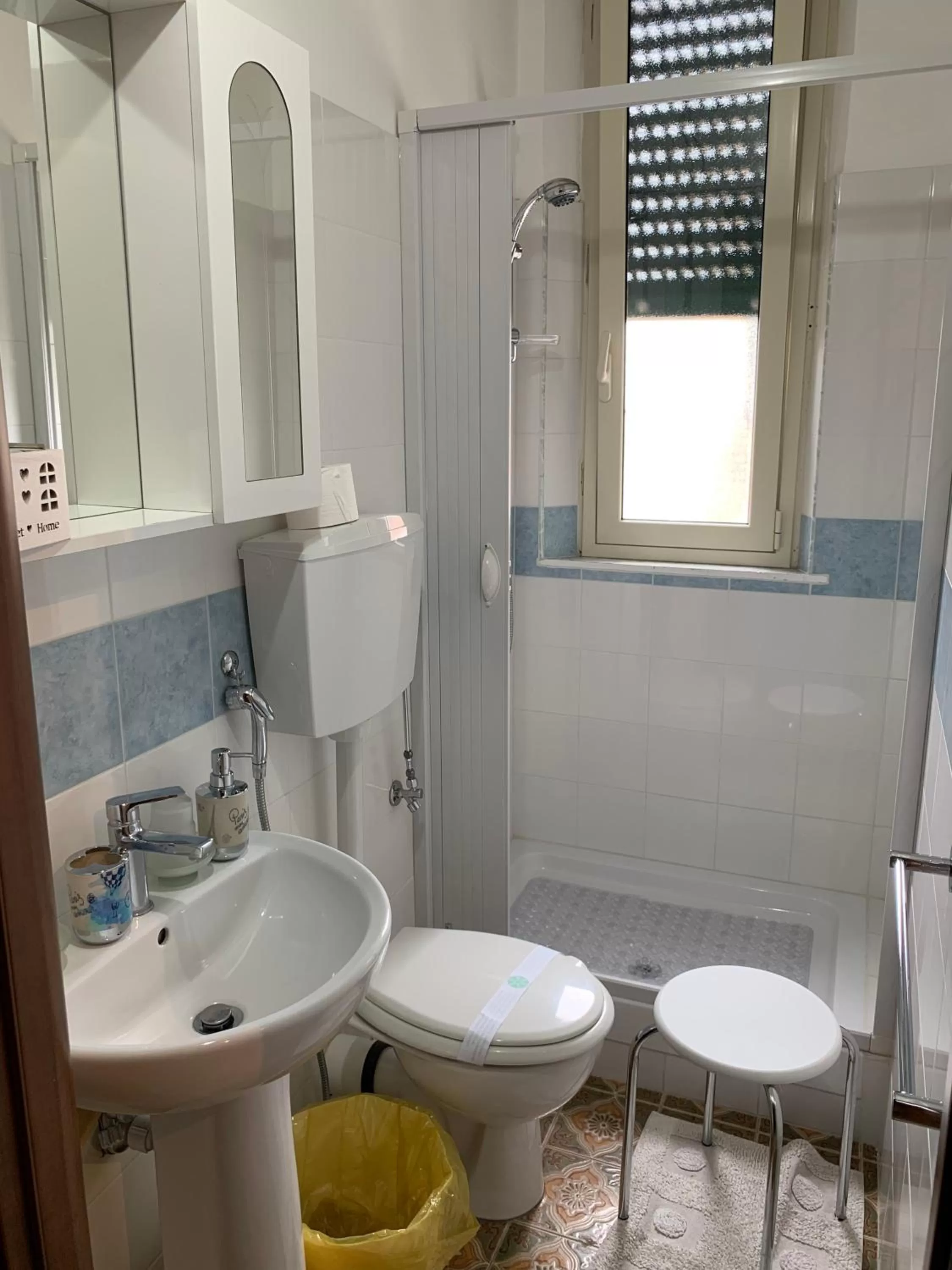 Bathroom in Erythrà Bed and Breakfast