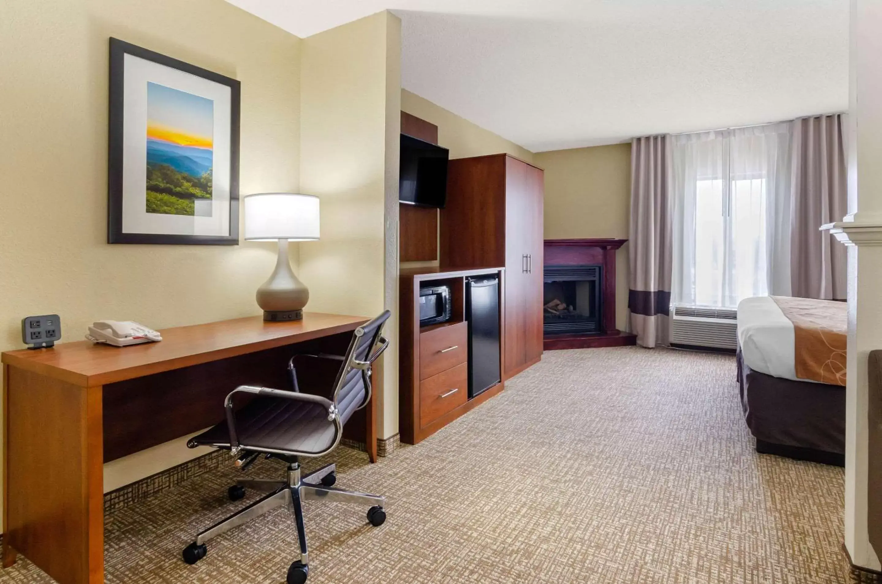 Photo of the whole room, TV/Entertainment Center in Comfort Suites Abingdon I-81