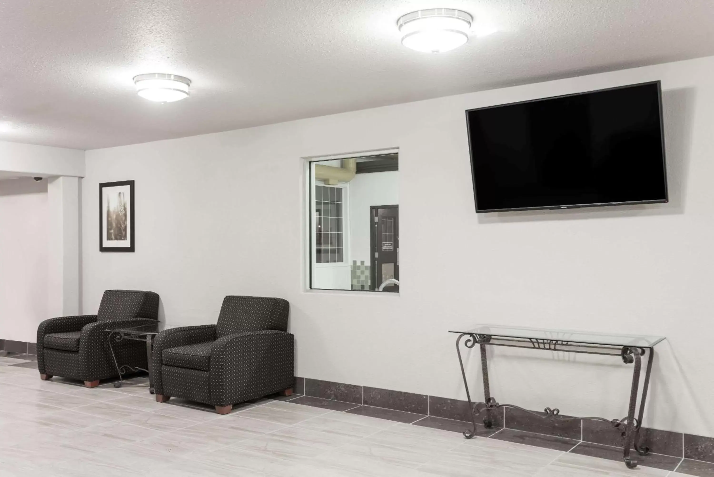 Lobby or reception, TV/Entertainment Center in Super 8 by Wyndham Grande Prairie