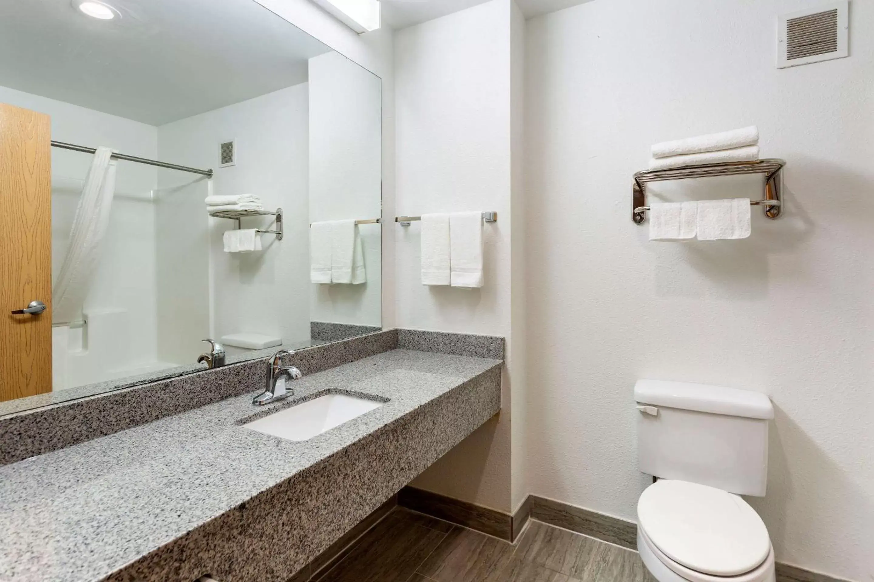 Photo of the whole room, Bathroom in Econo Lodge Lookout Mountain