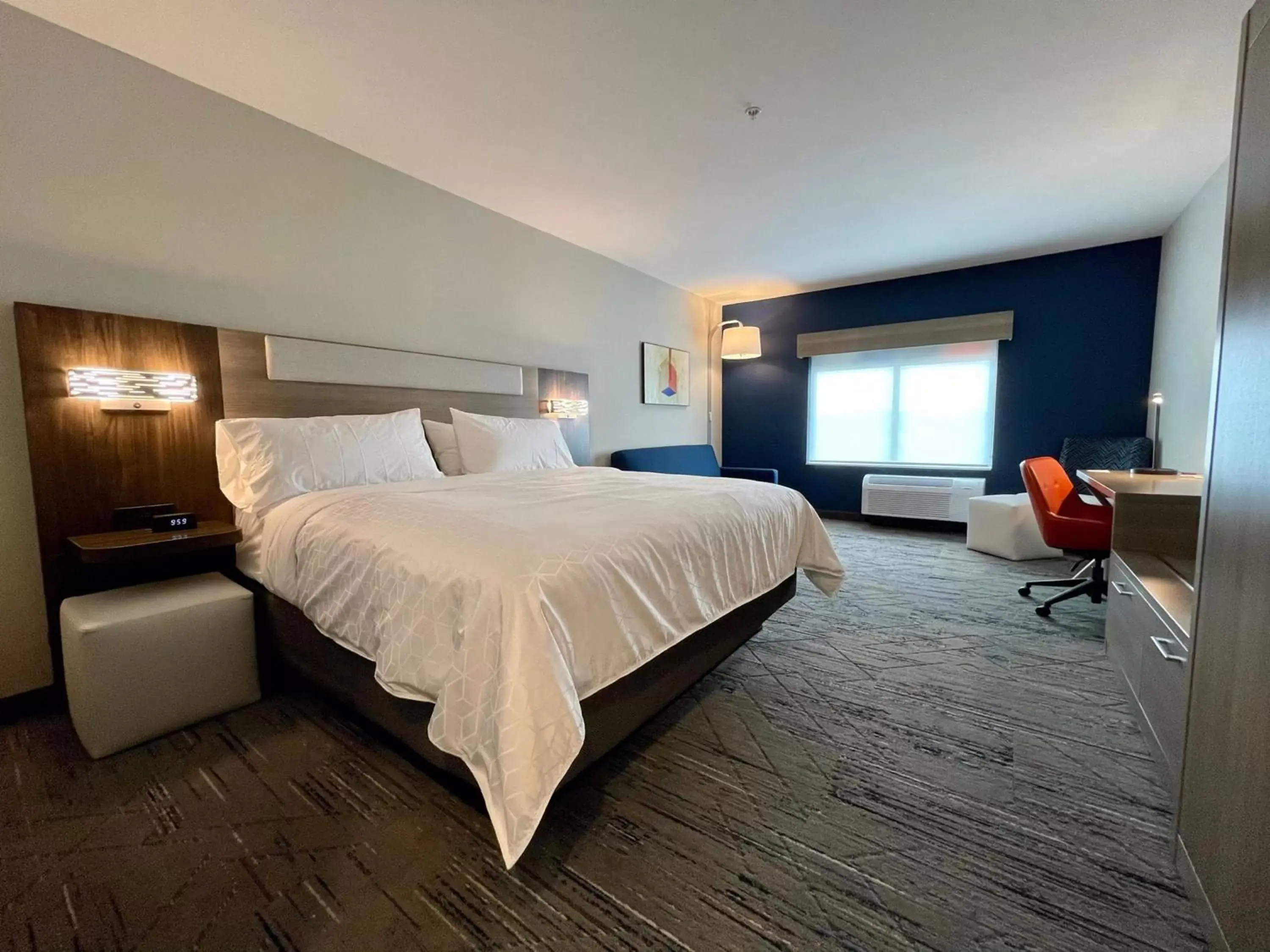 Photo of the whole room, Bed in Holiday Inn Express & Suites - Ft. Smith - Airport, an IHG Hotel