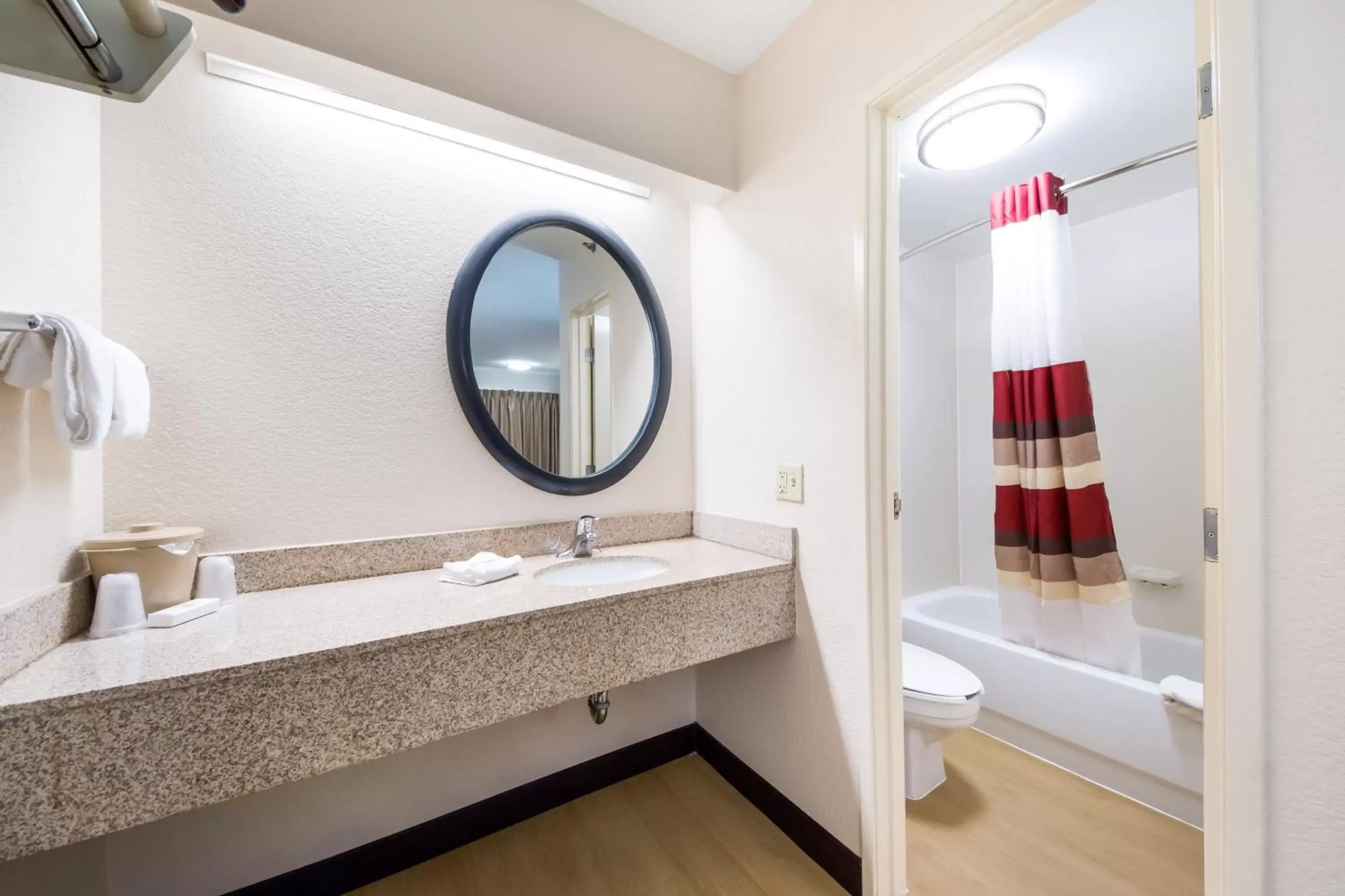 Bedroom, Bathroom in Red Roof Inn Laredo