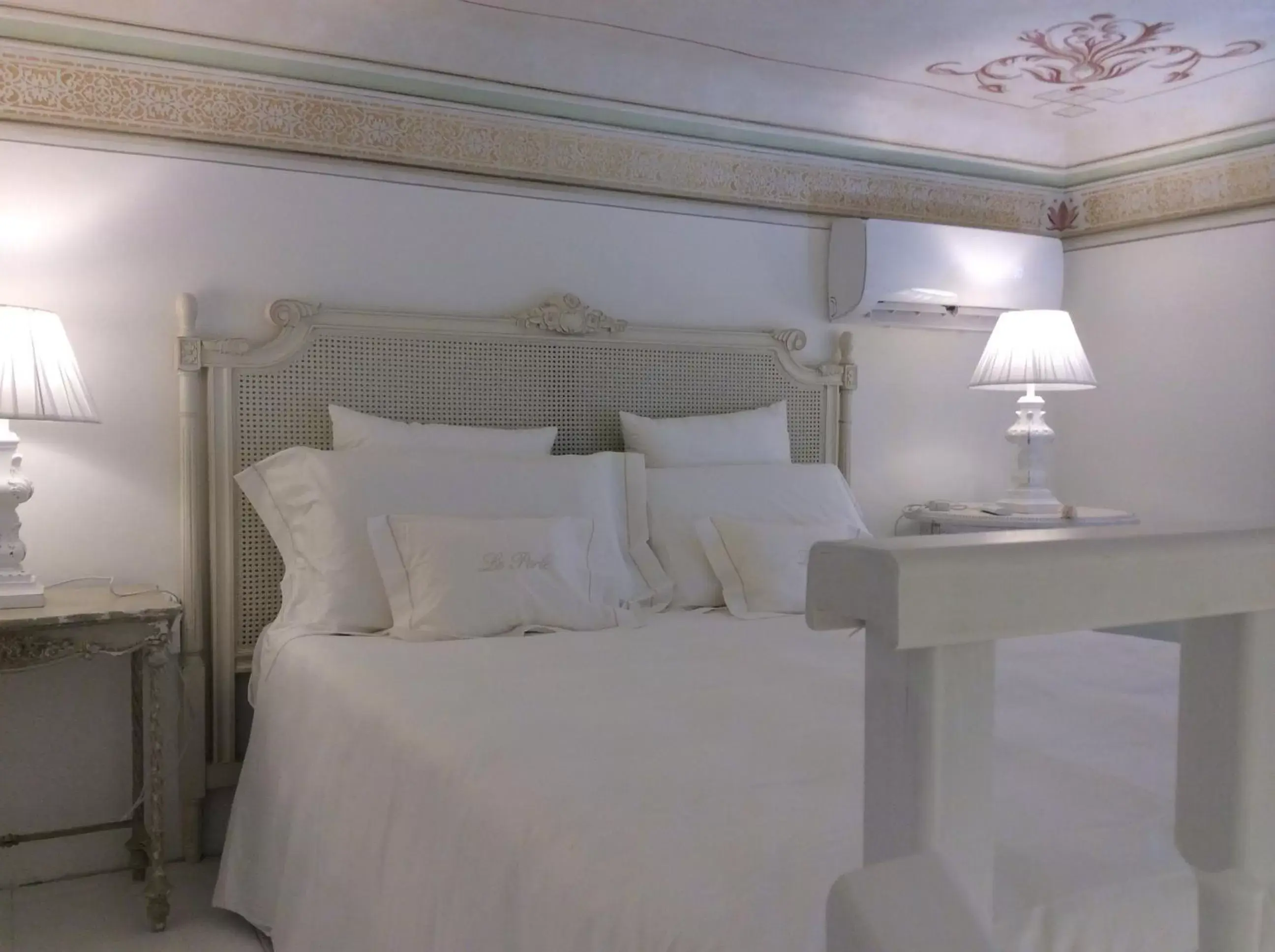 Decorative detail, Bed in Suite Le Perle
