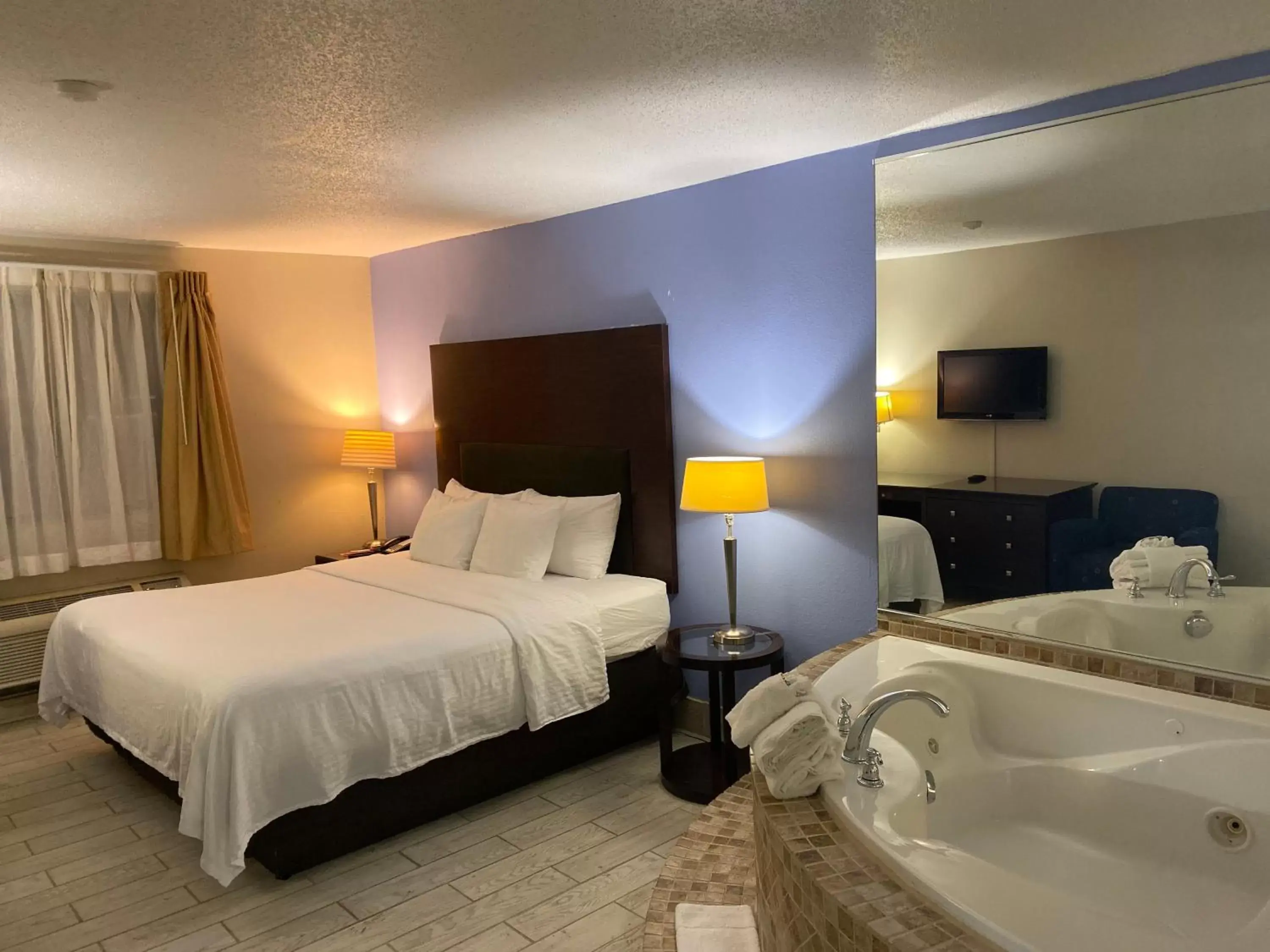 Bedroom, Bed in Days Inn and Suites by Wyndham Hammond, IN