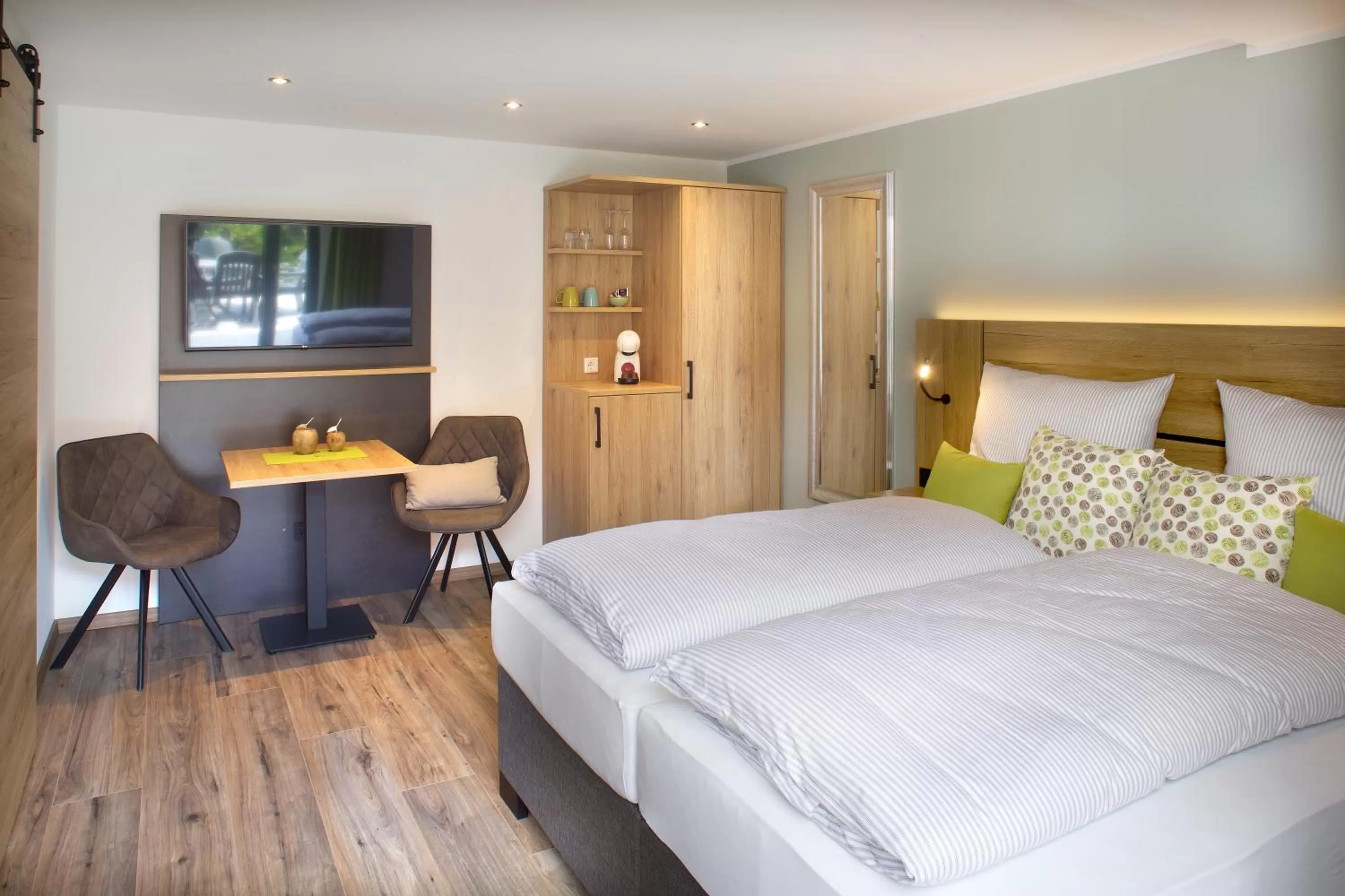 Photo of the whole room, Bed in OlfenLodge