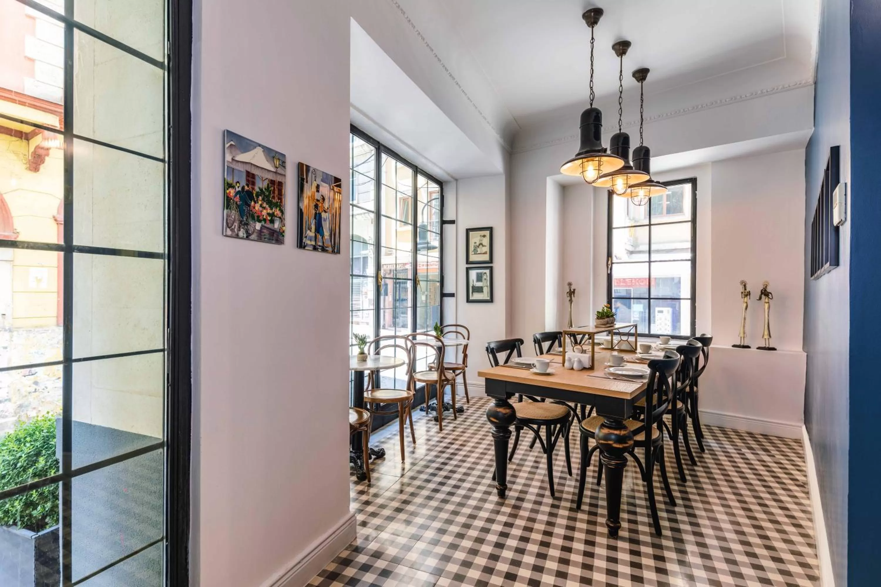 Restaurant/places to eat in Petros Hotel