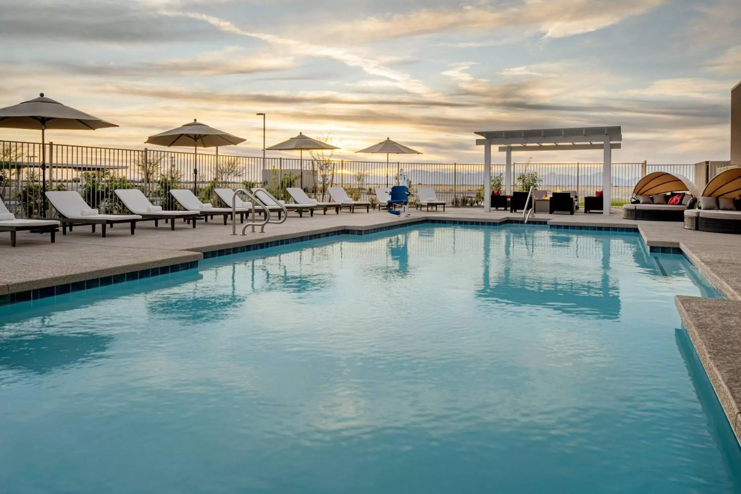 Swimming Pool in Marriott Phoenix Chandler