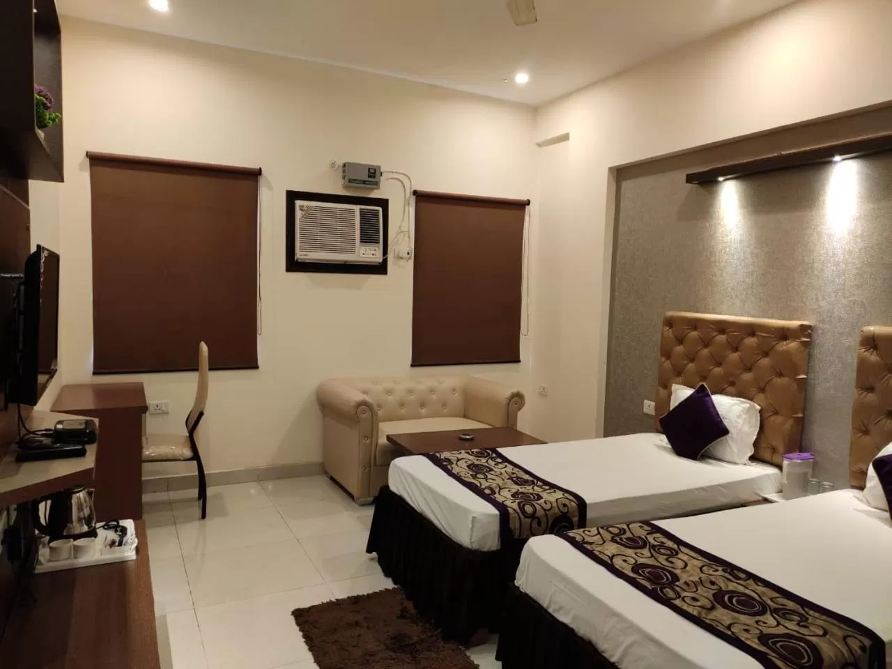 Photo of the whole room, Bed in Maple Delite